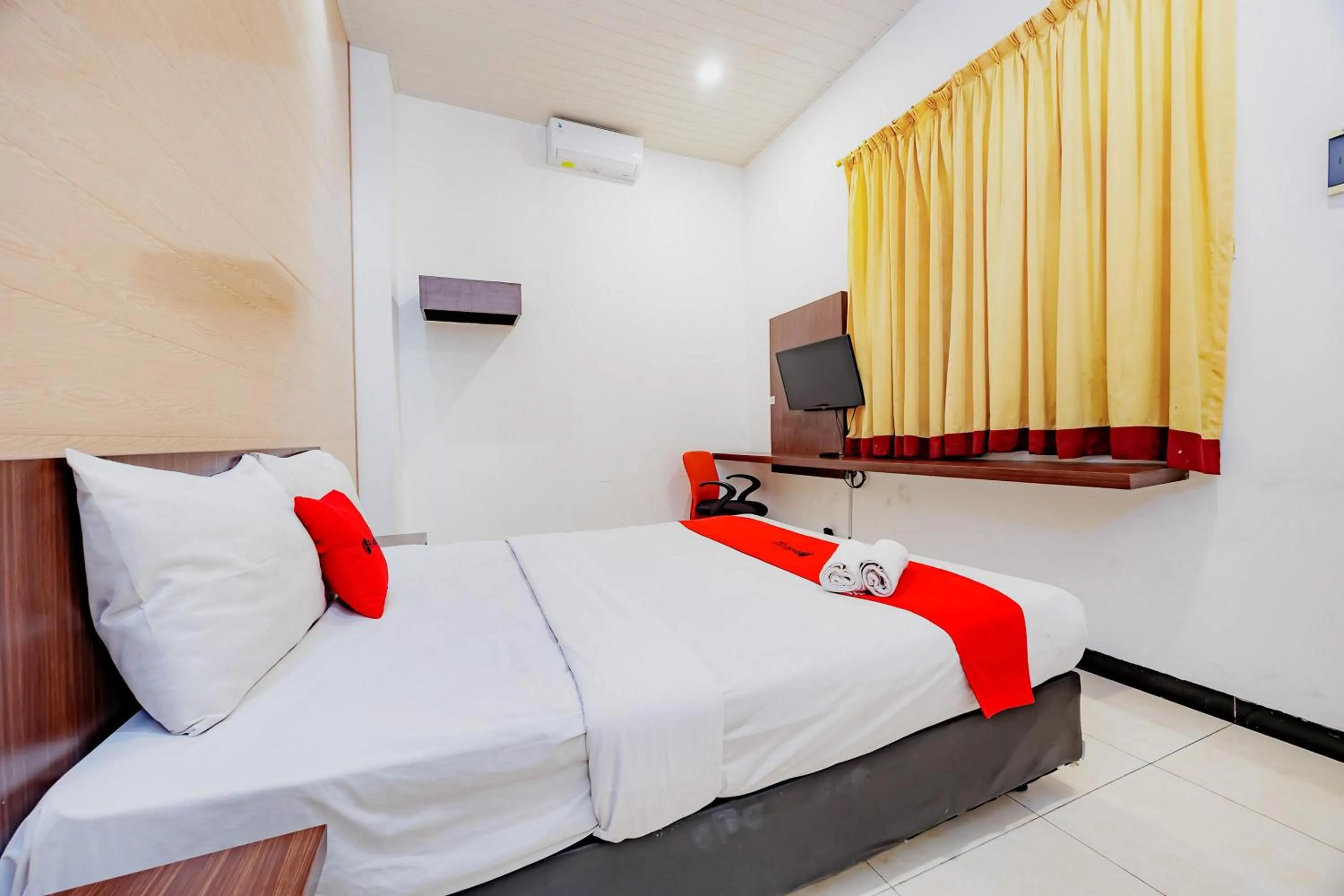 Bedroom, Bed in RedDoorz at Hotel Artama Pandanaran Semarang