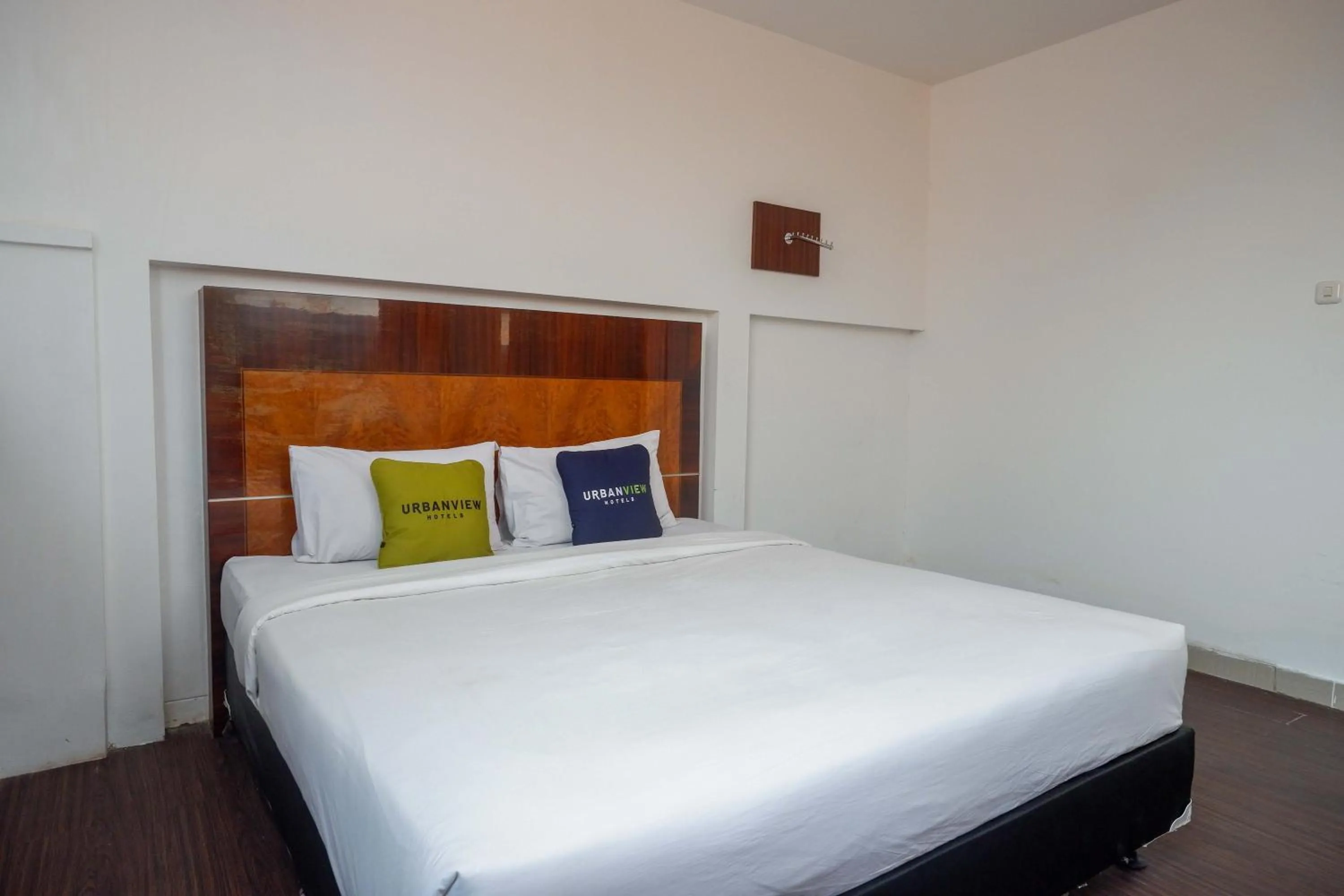 Bedroom, Bed in RedDoorz at Hotel Artama Pandanaran Semarang