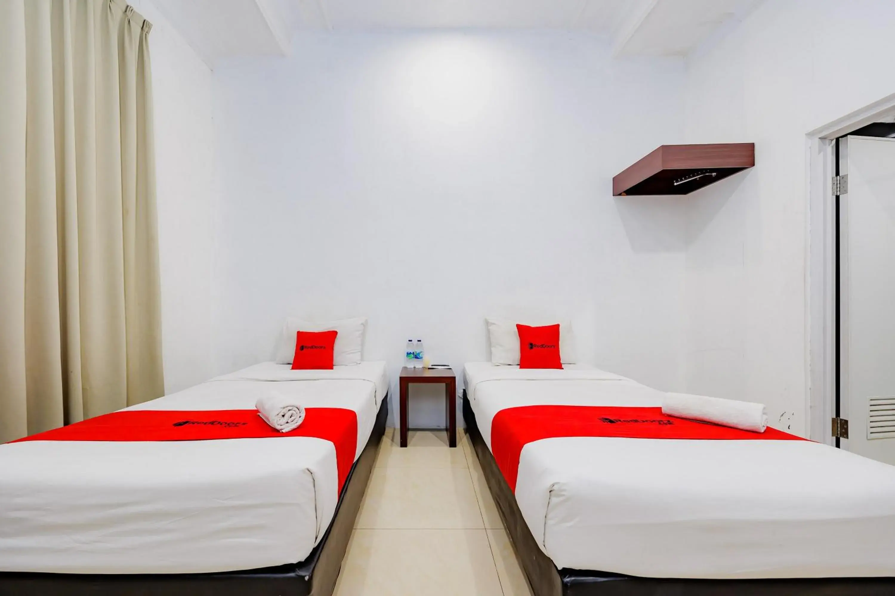 Standard Twin Room in RedDoorz at Hotel Artama Pandanaran Semarang Standard Twin Room in RedDoorz at Hotel Artama Pandanaran Semarang