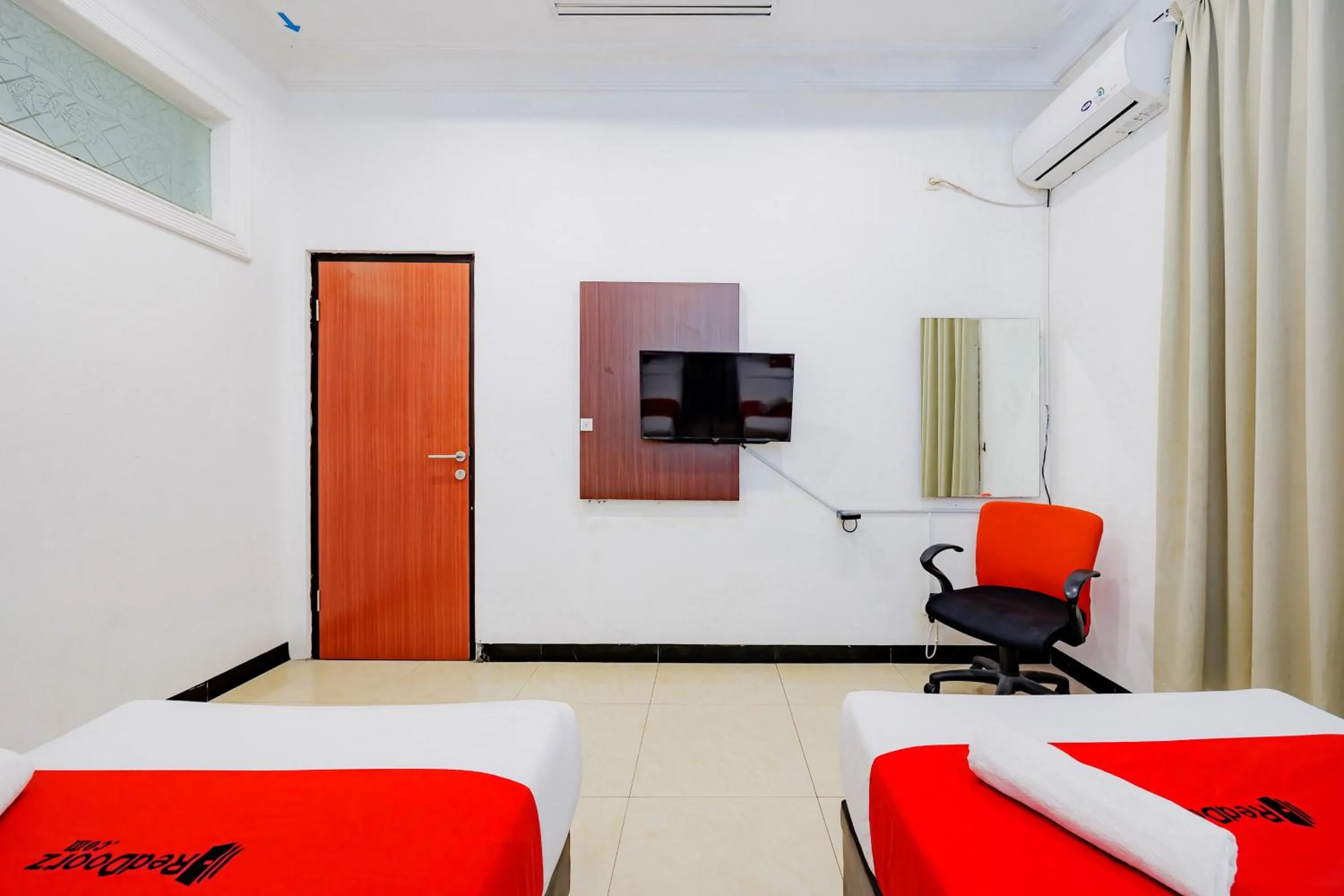 Bedroom, Bed in RedDoorz at Hotel Artama Pandanaran Semarang