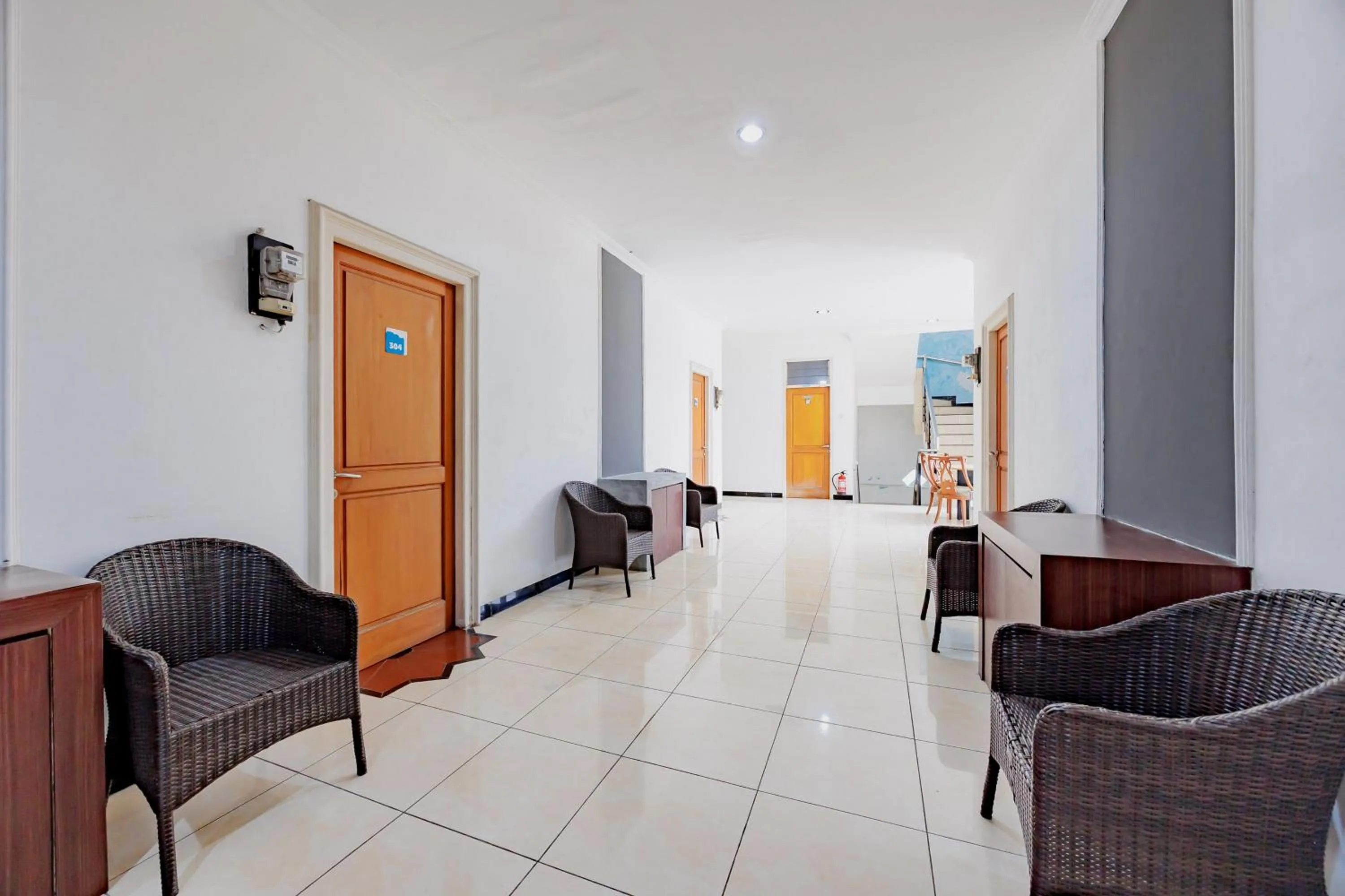 Seating area in RedDoorz at Hotel Artama Pandanaran Semarang