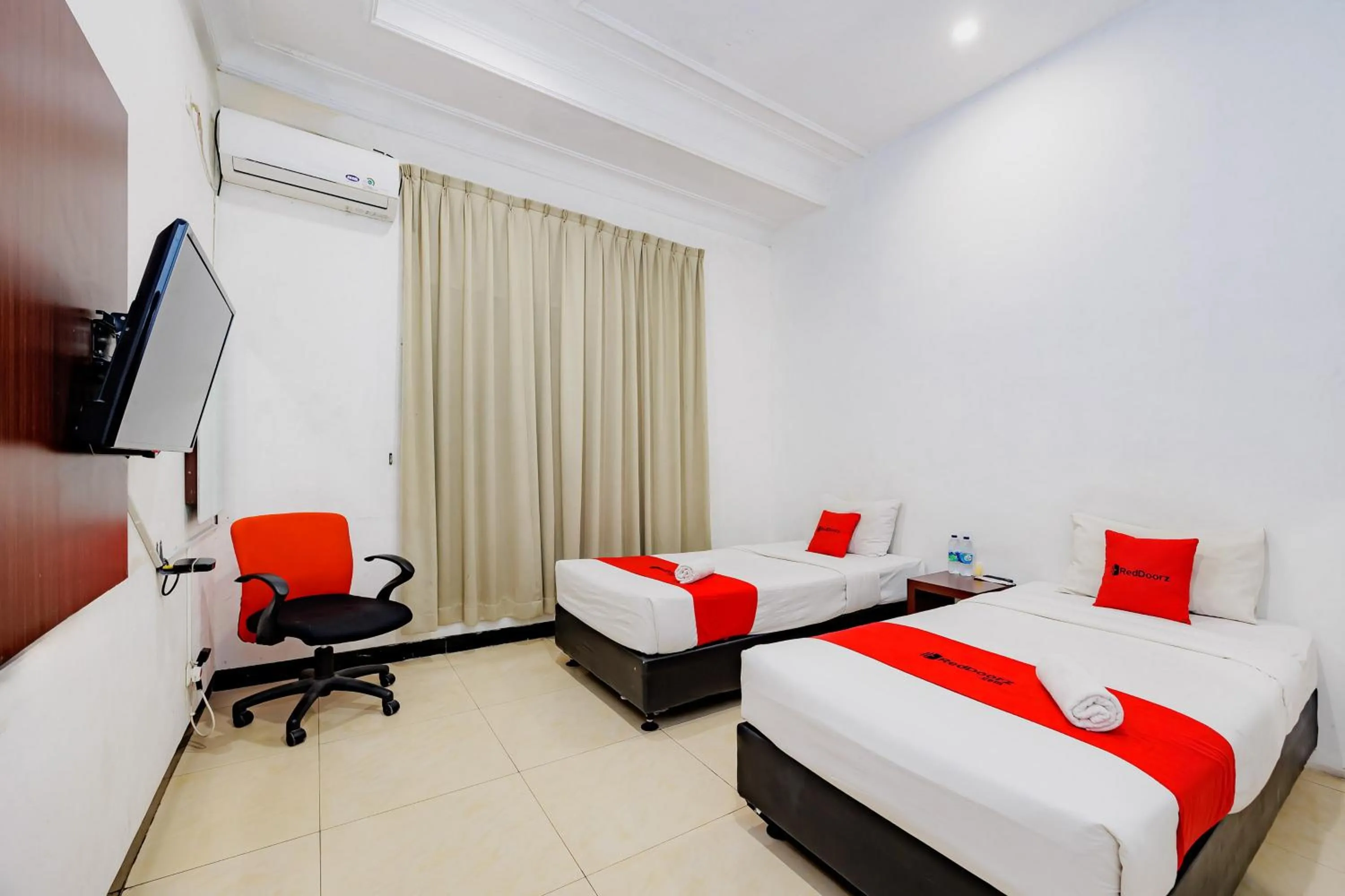 Bedroom, Bed in RedDoorz at Hotel Artama Pandanaran Semarang