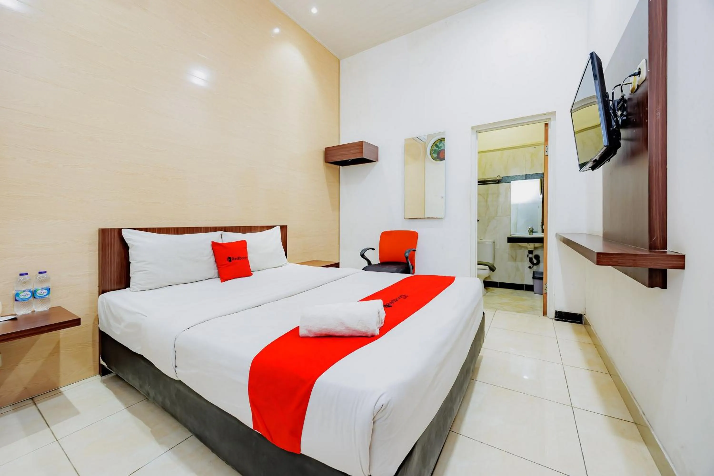 Bedroom, Bed in RedDoorz at Hotel Artama Pandanaran Semarang
