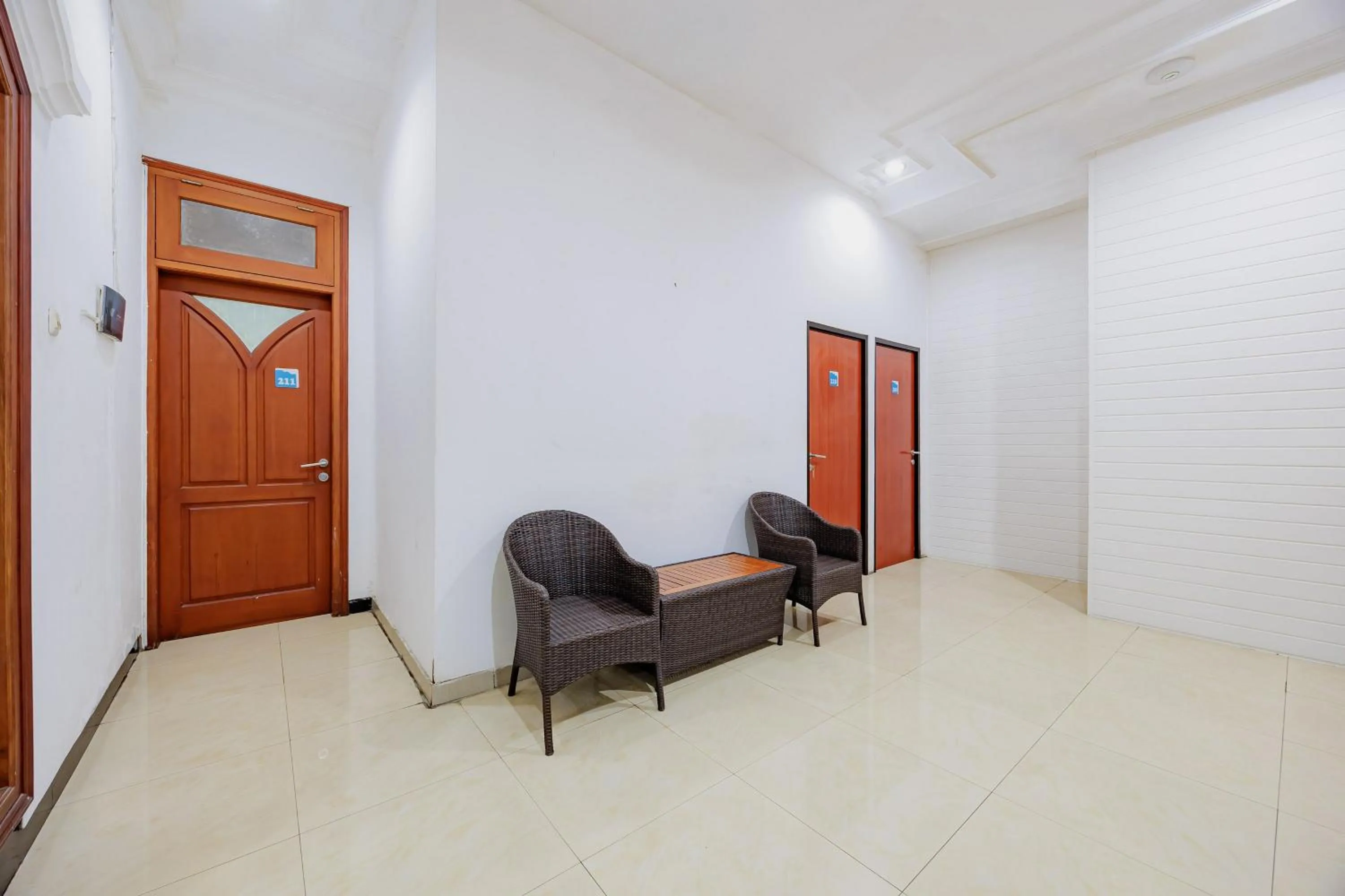 Seating area in RedDoorz at Hotel Artama Pandanaran Semarang