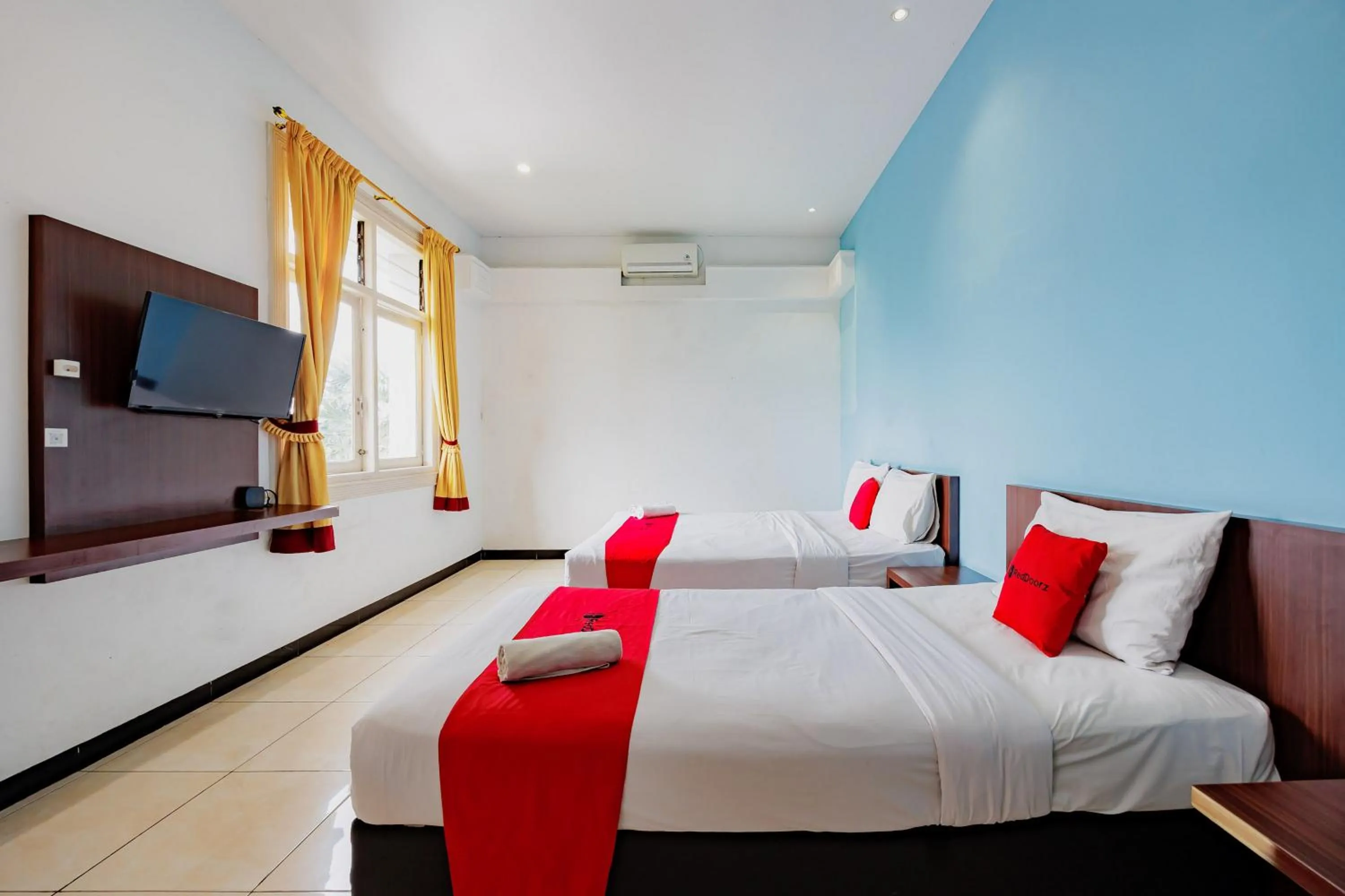 Bedroom, Bed in RedDoorz at Hotel Artama Pandanaran Semarang