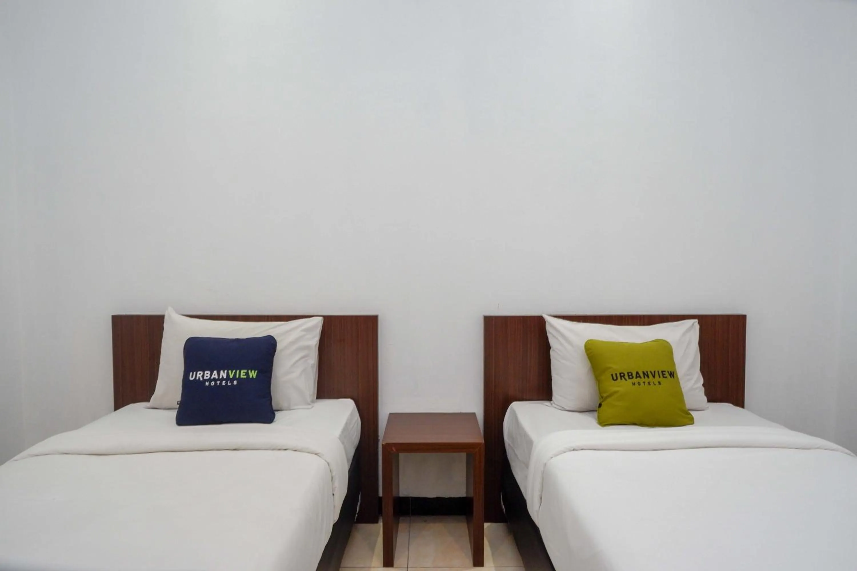 Bedroom, Bed in RedDoorz at Hotel Artama Pandanaran Semarang