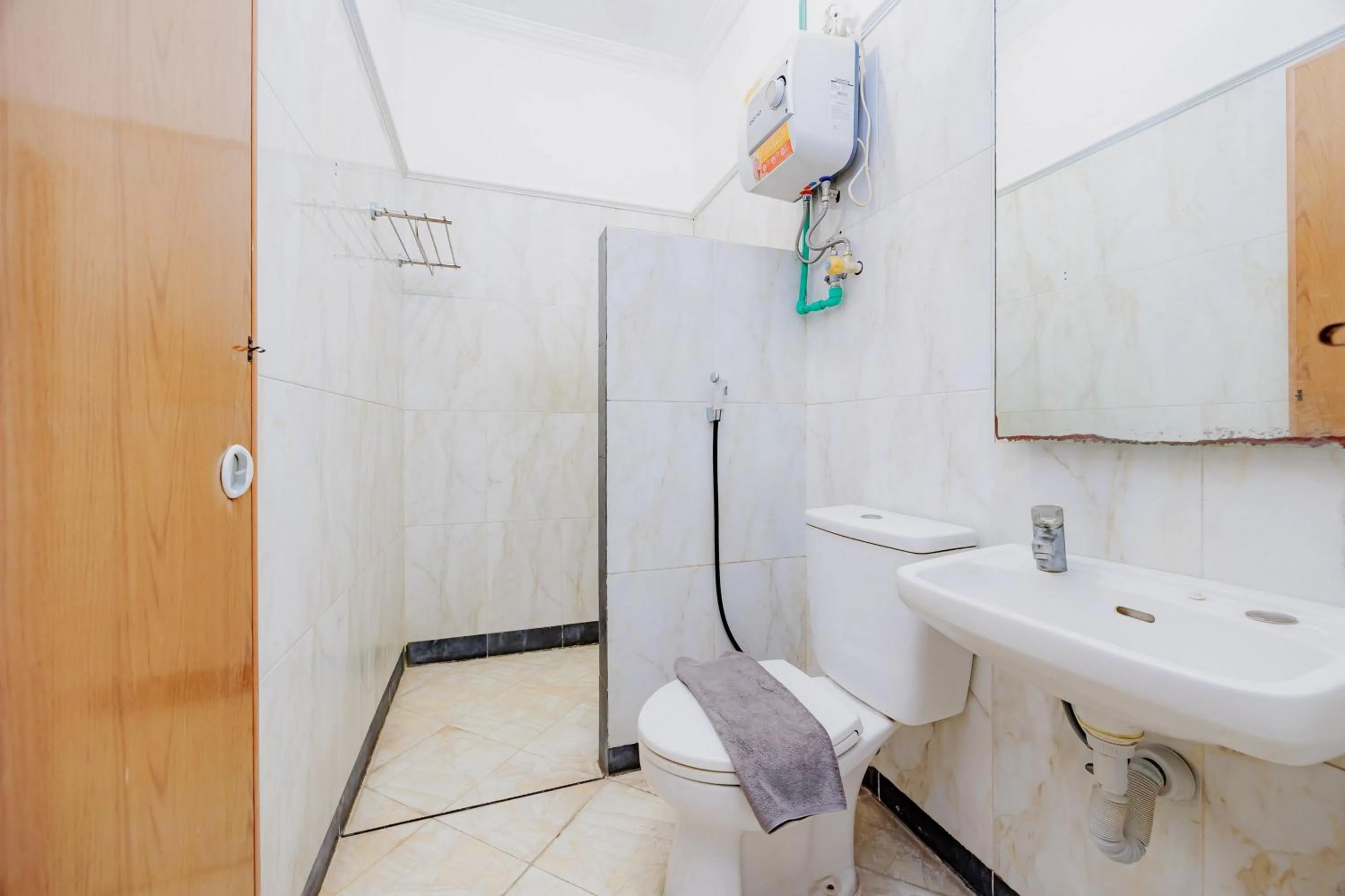 Bathroom in RedDoorz at Hotel Artama Pandanaran Semarang