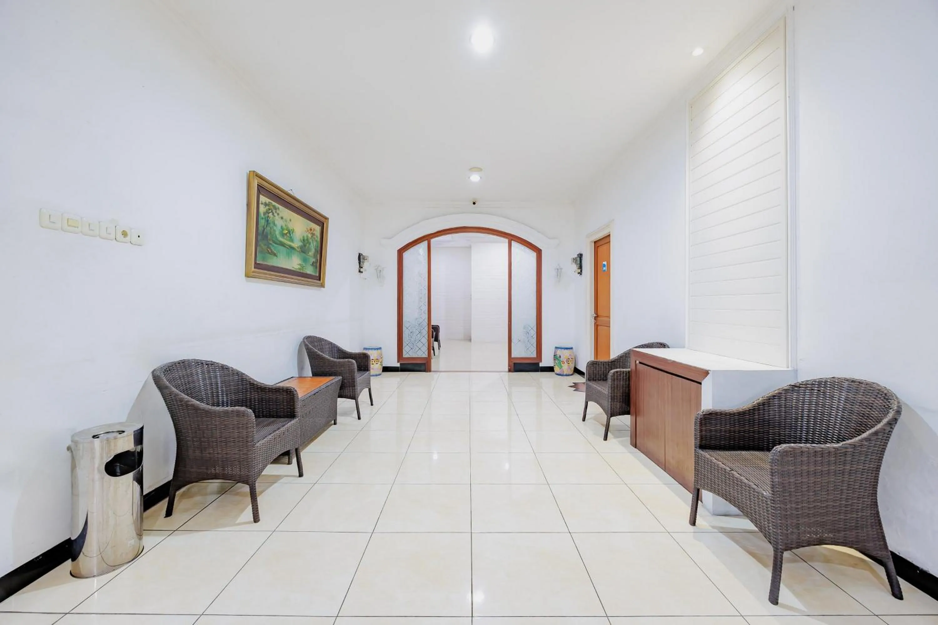 Seating area in RedDoorz at Hotel Artama Pandanaran Semarang