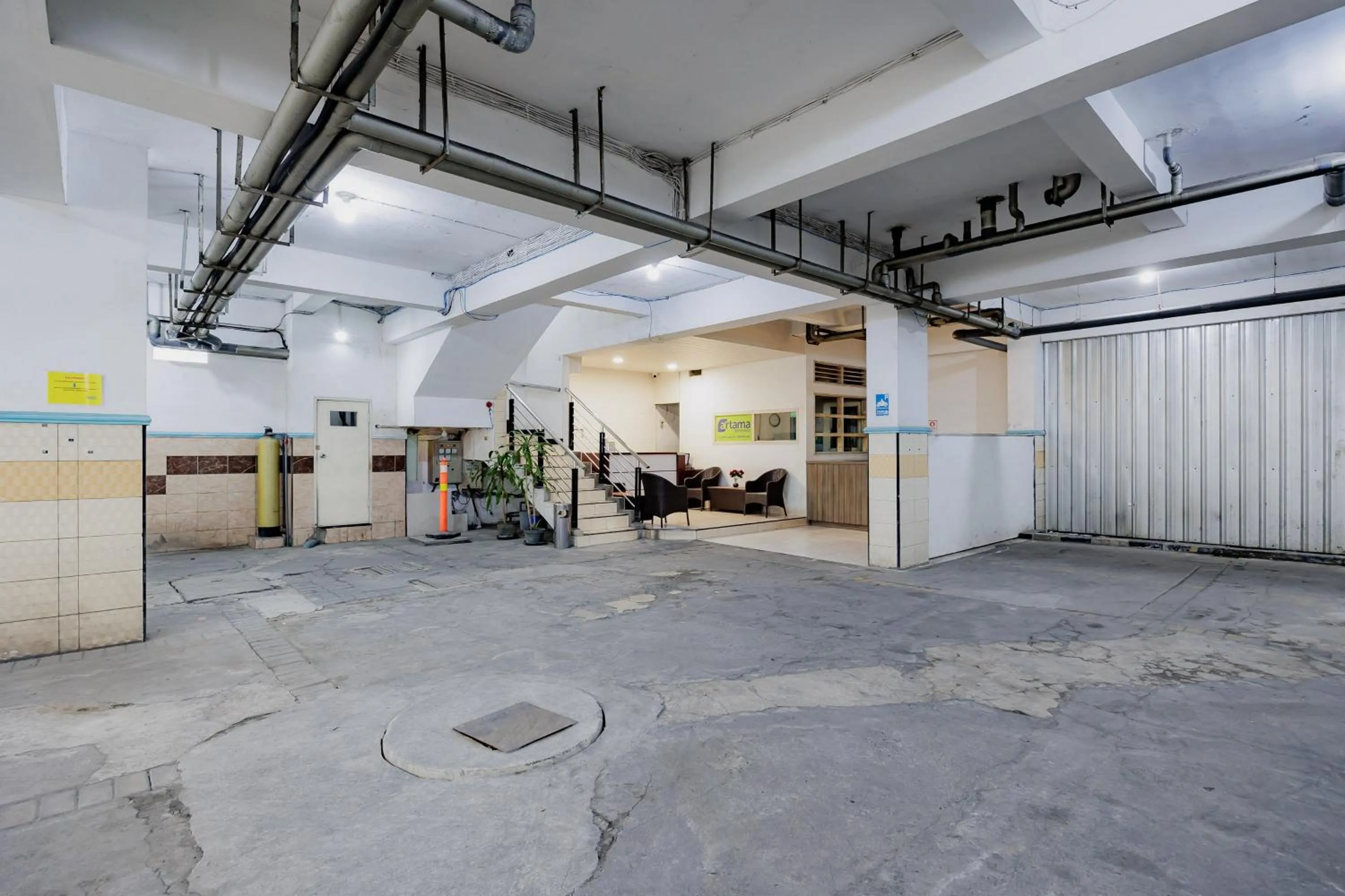 Parking in RedDoorz at Hotel Artama Pandanaran Semarang