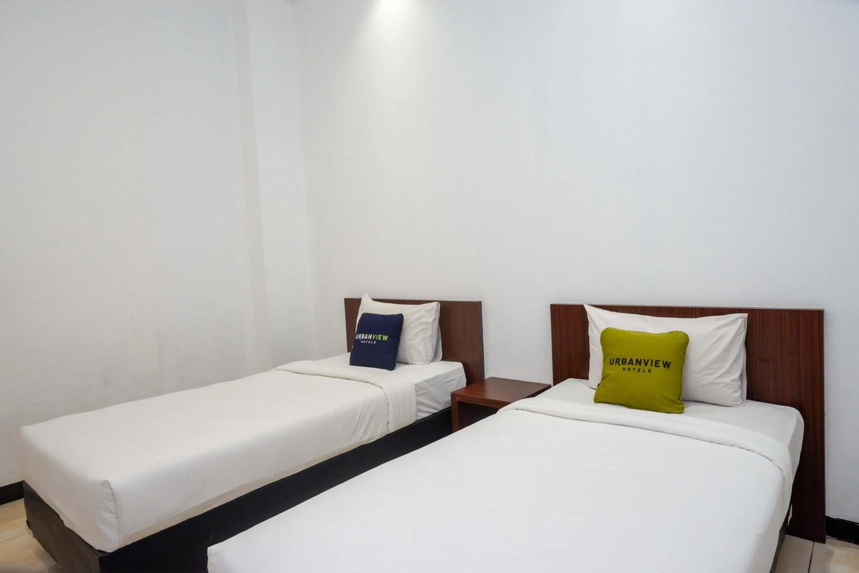 Bedroom, Bed in RedDoorz at Hotel Artama Pandanaran Semarang