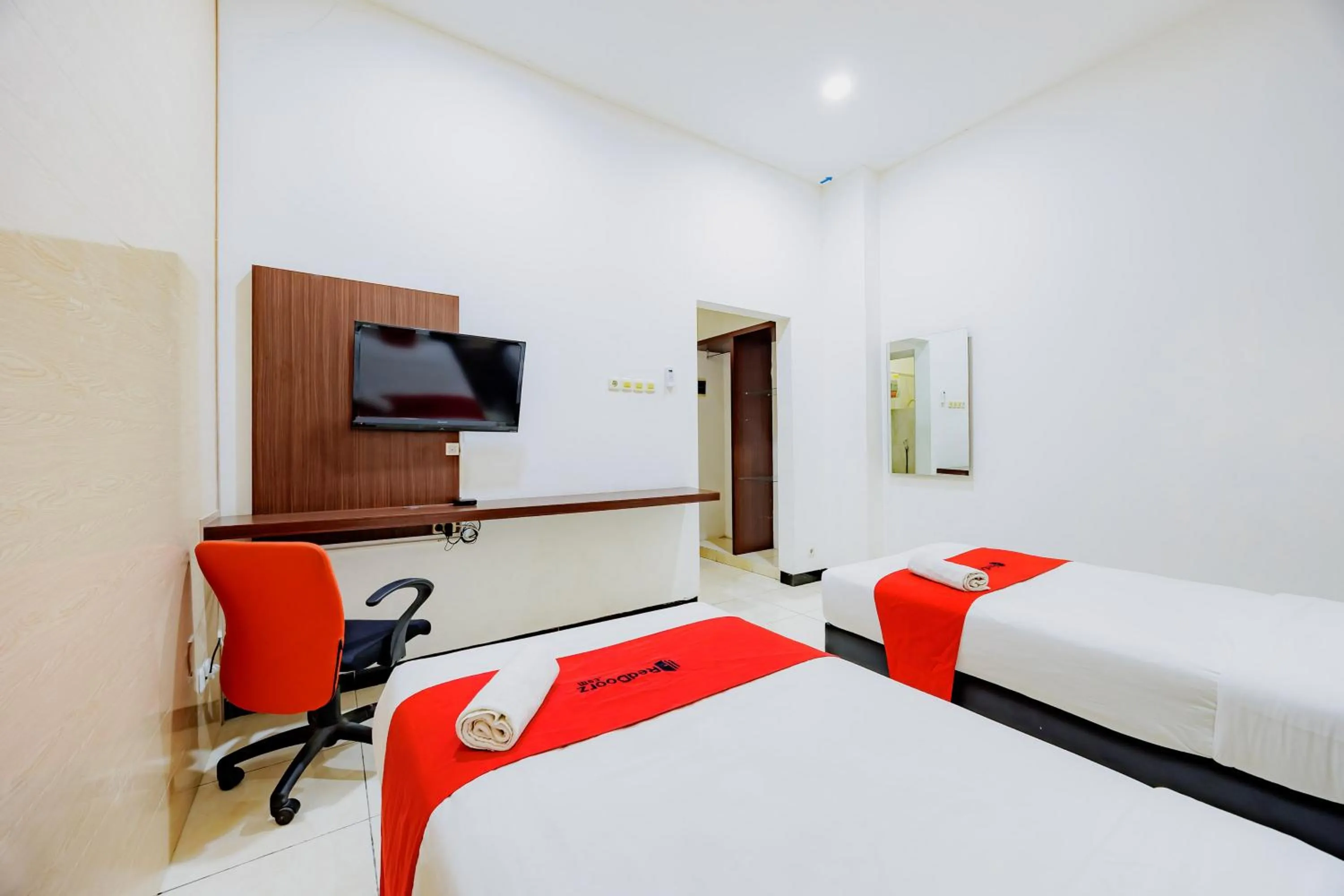 Bedroom, Bed in RedDoorz at Hotel Artama Pandanaran Semarang
