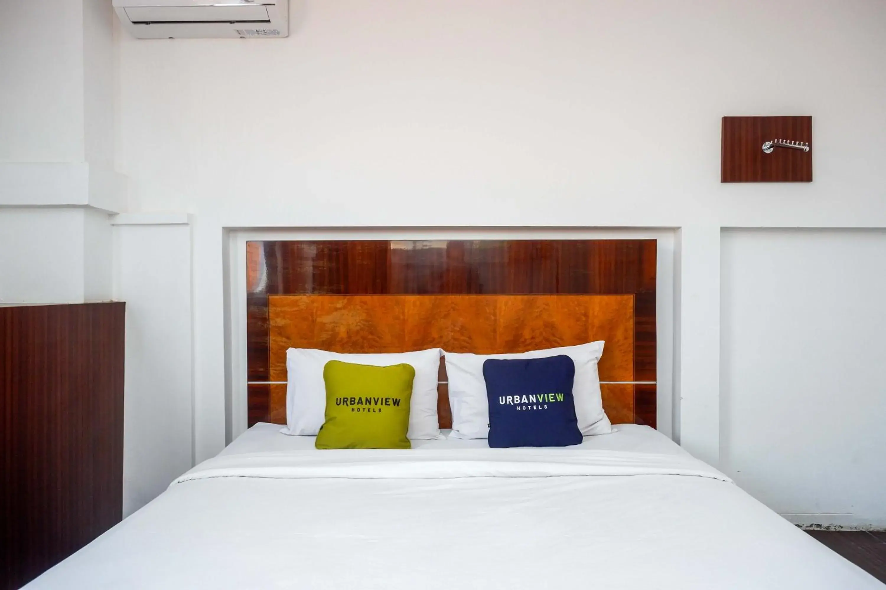 Bedroom, Bed in RedDoorz at Hotel Artama Pandanaran Semarang Bedroom, Bed in RedDoorz at Hotel Artama Pandanaran Semarang