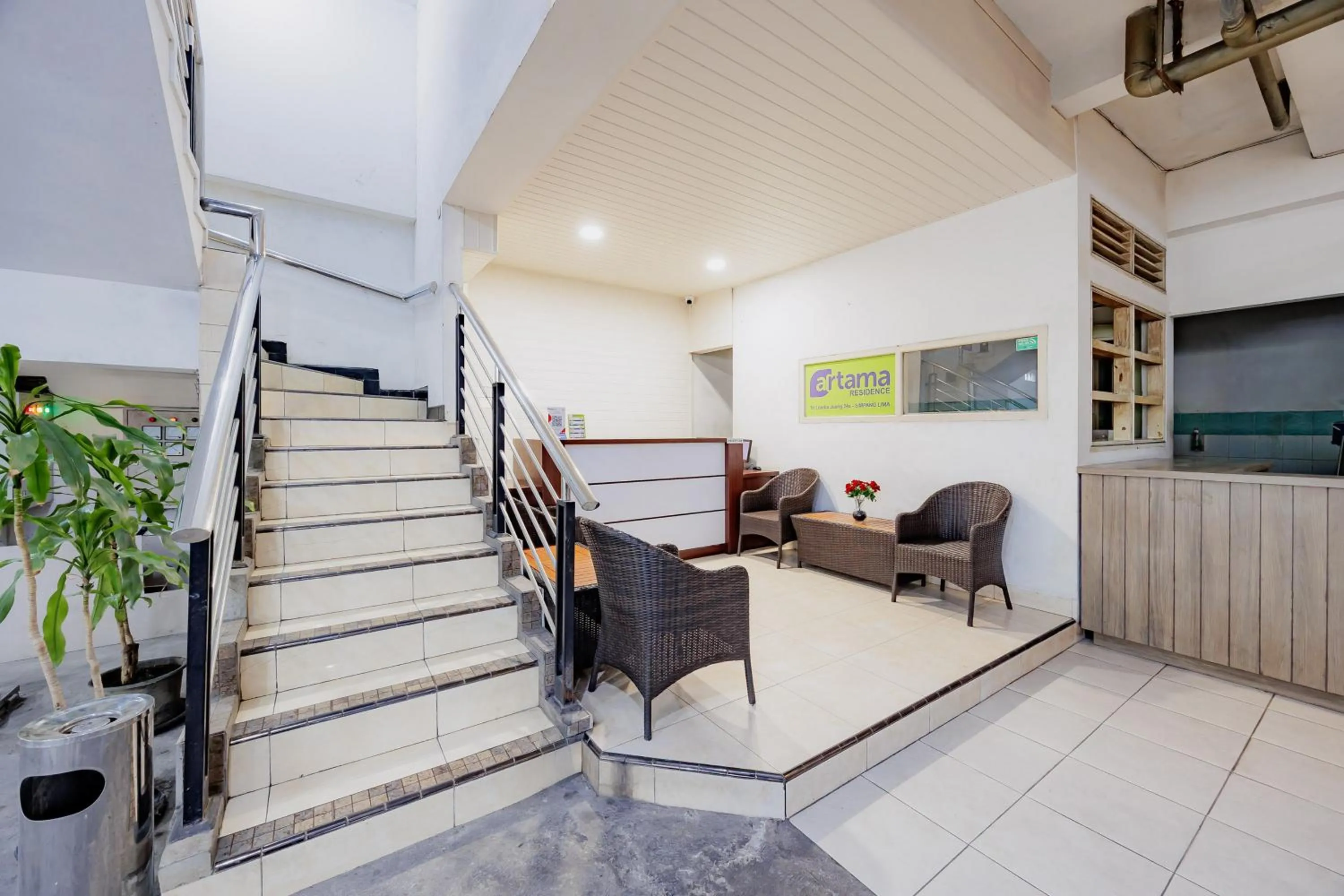 Lobby or reception in RedDoorz at Hotel Artama Pandanaran Semarang