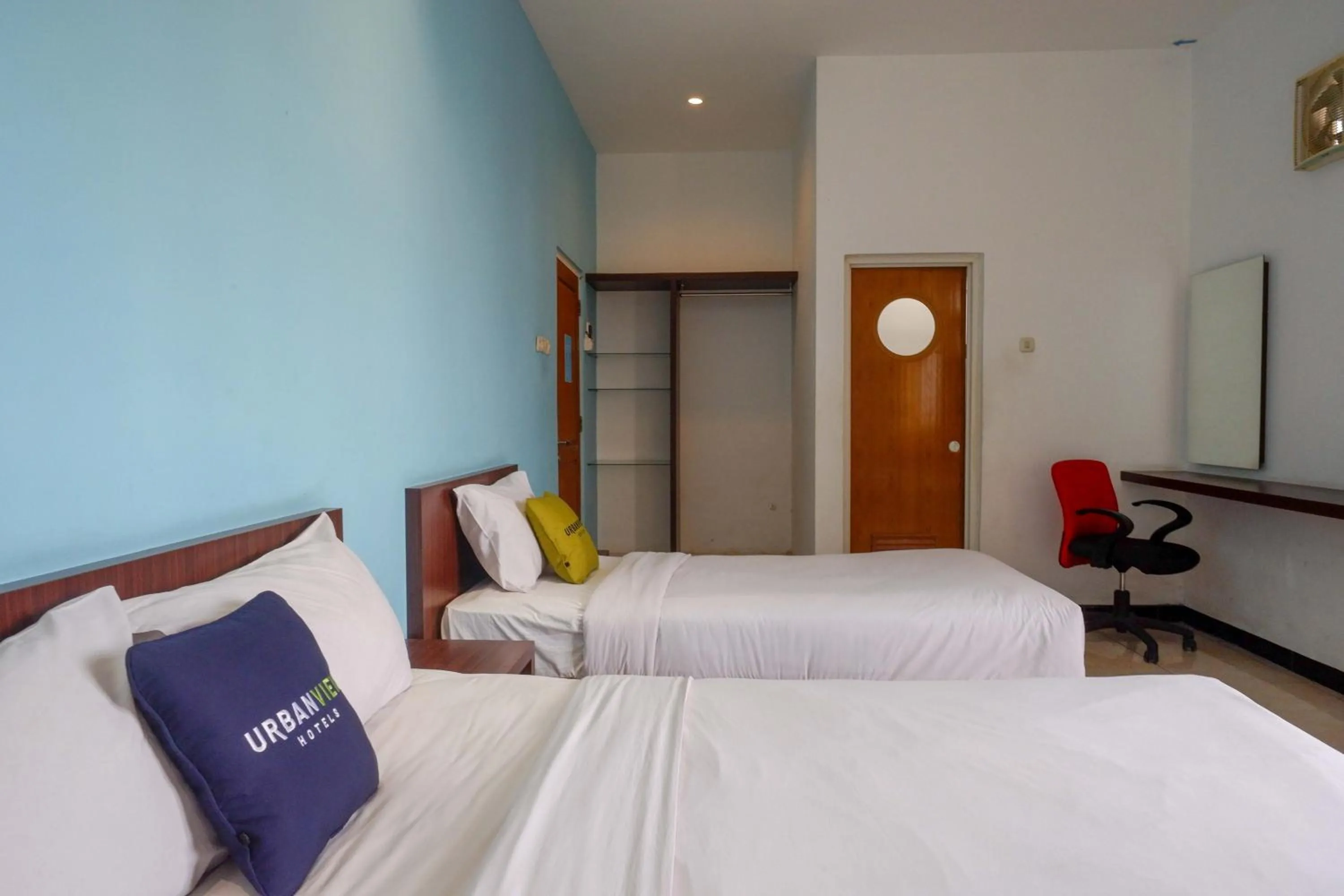 Bedroom, Bed in RedDoorz at Hotel Artama Pandanaran Semarang