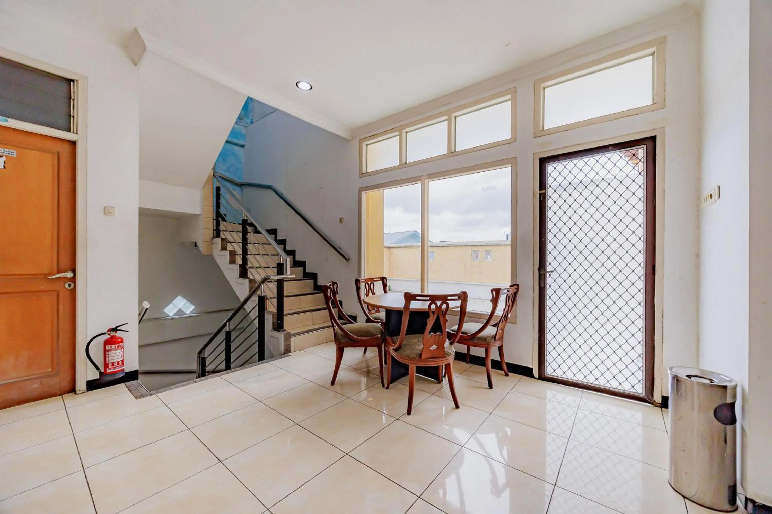 Seating area in RedDoorz at Hotel Artama Pandanaran Semarang