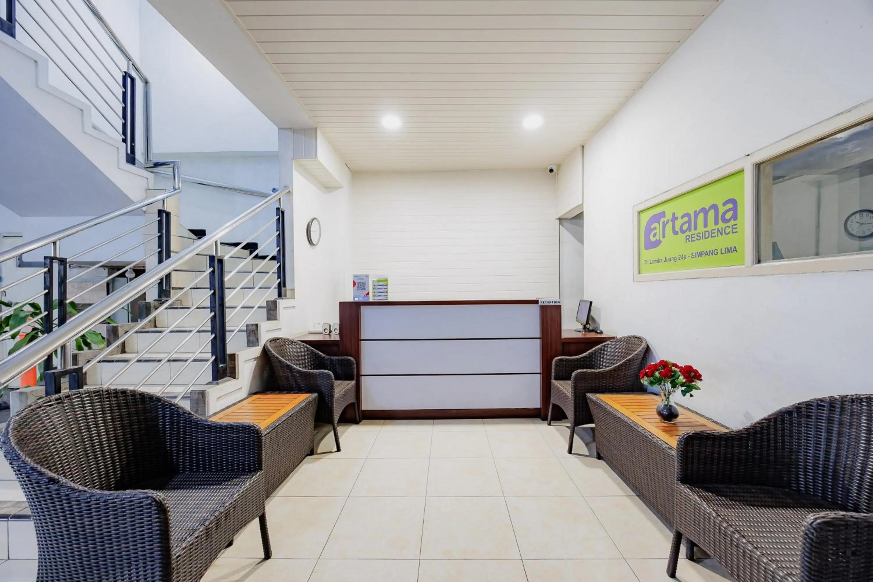 Lobby or reception in RedDoorz at Hotel Artama Pandanaran Semarang