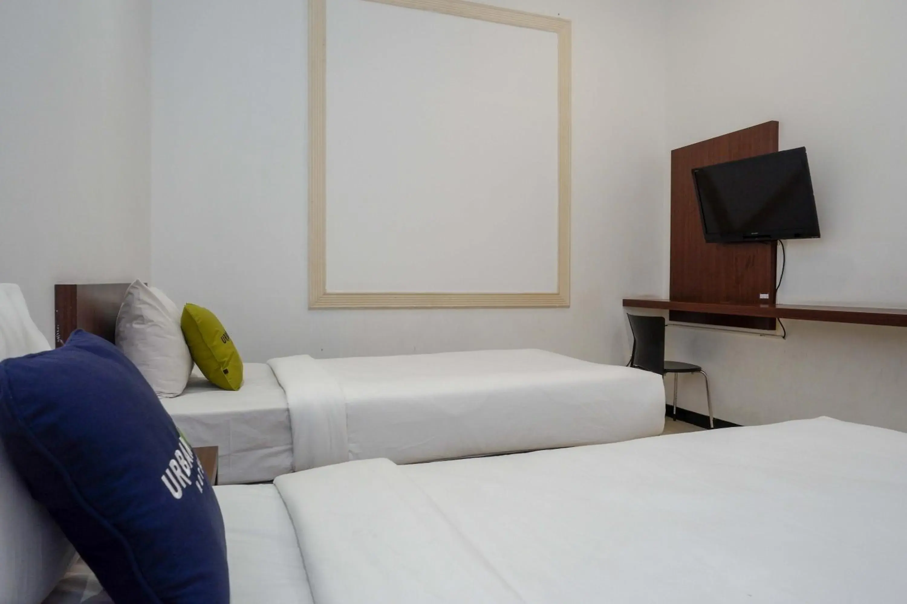 Deluxe Twin Room in RedDoorz at Hotel Artama Pandanaran Semarang Deluxe Twin Room in RedDoorz at Hotel Artama Pandanaran Semarang