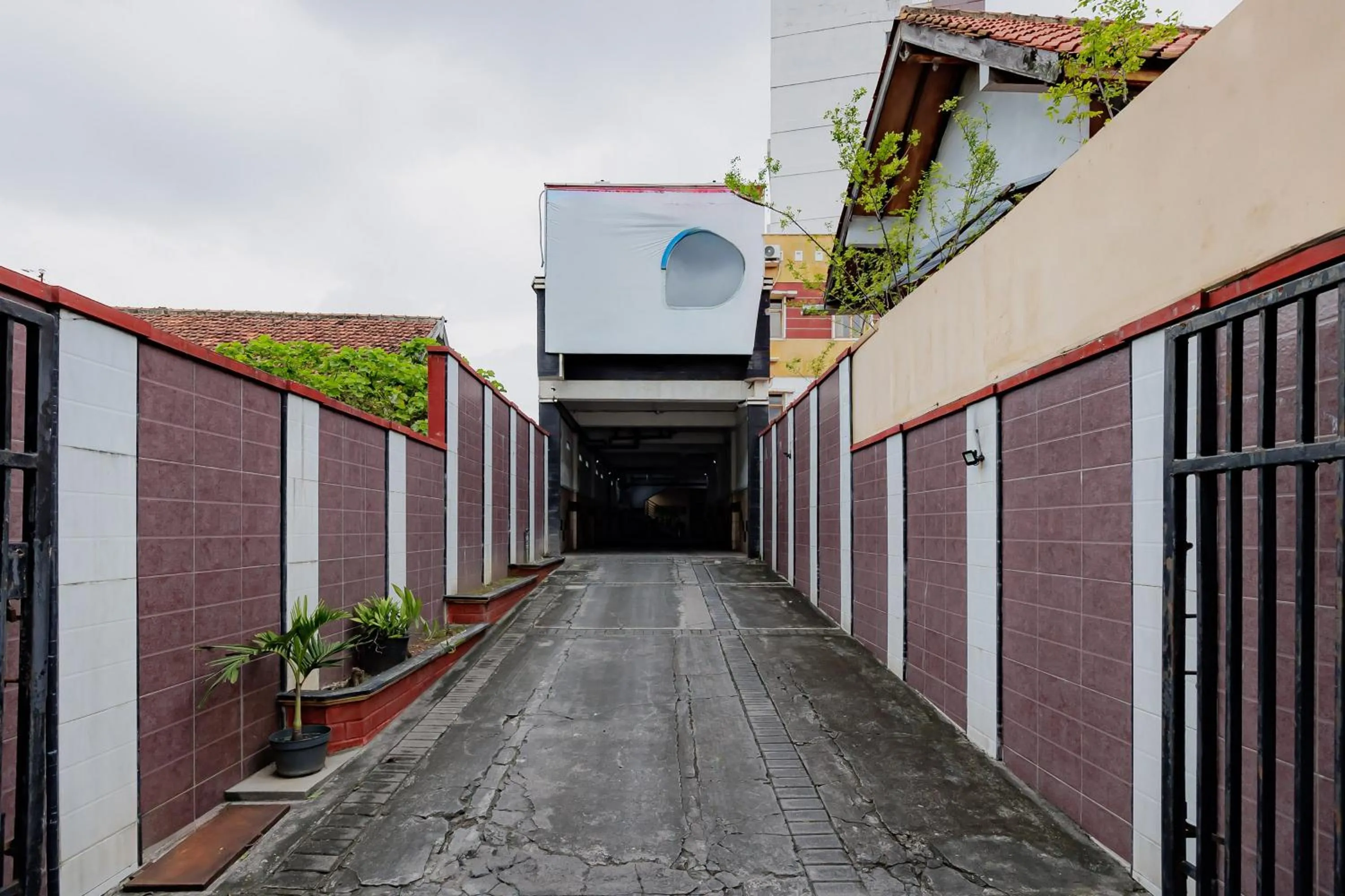 Facade/entrance in RedDoorz at Hotel Artama Pandanaran Semarang
