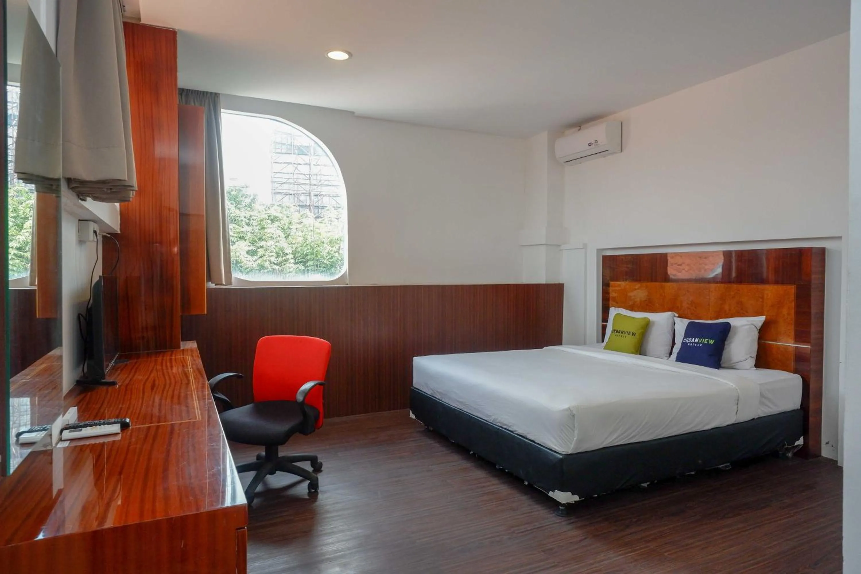 Bedroom, Bed in RedDoorz at Hotel Artama Pandanaran Semarang