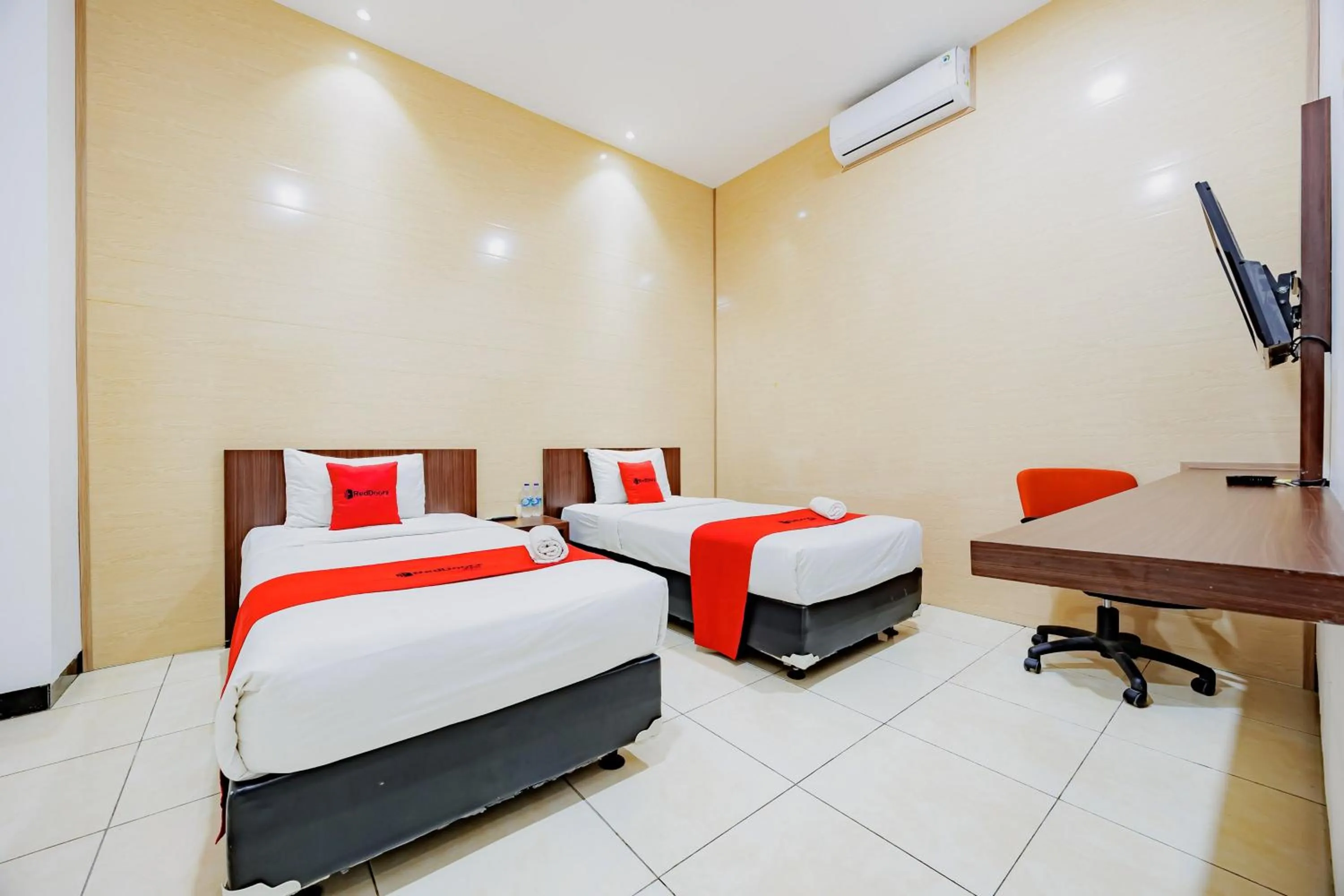 Bedroom, Bed in RedDoorz at Hotel Artama Pandanaran Semarang