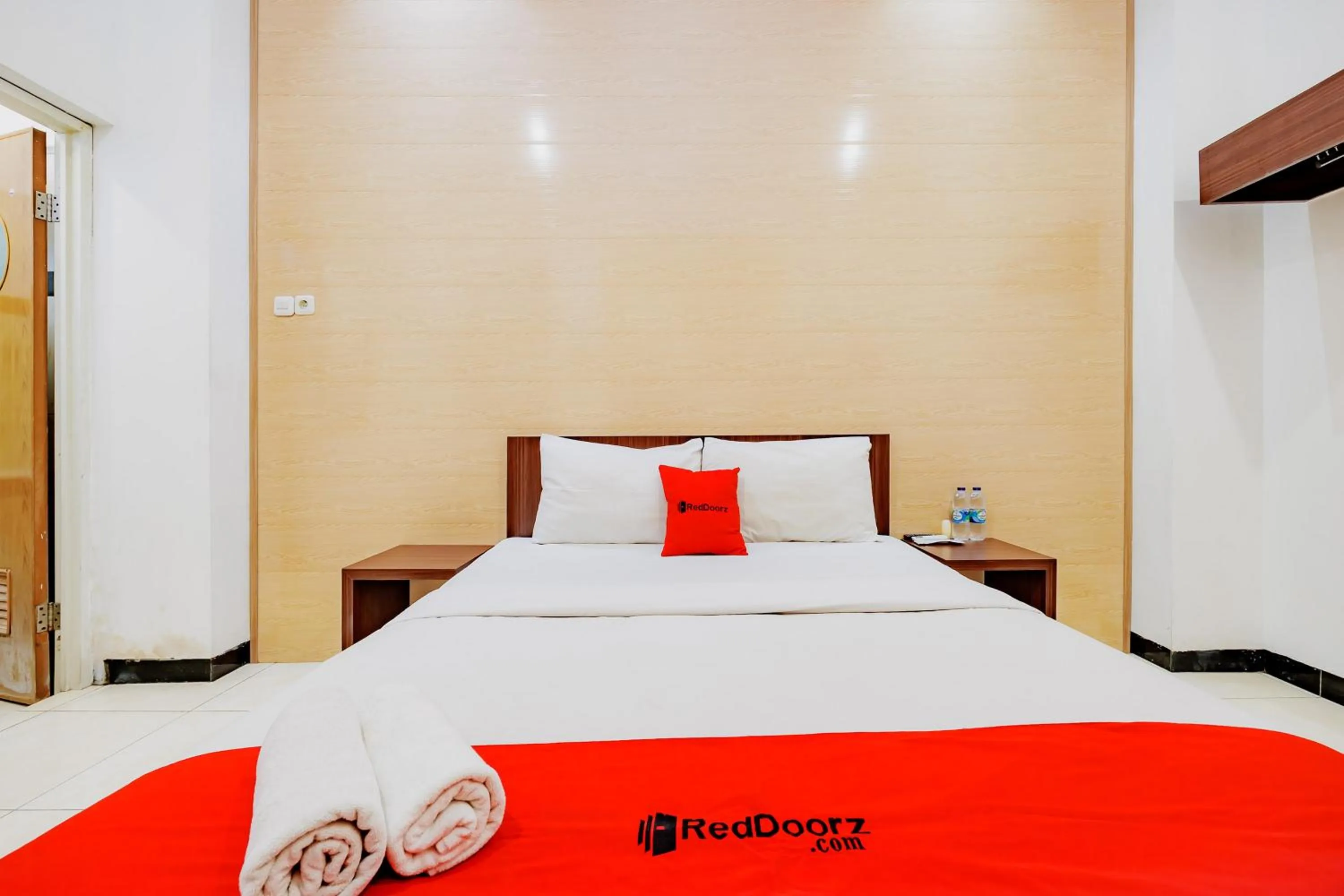 Bedroom, Bed in RedDoorz at Hotel Artama Pandanaran Semarang