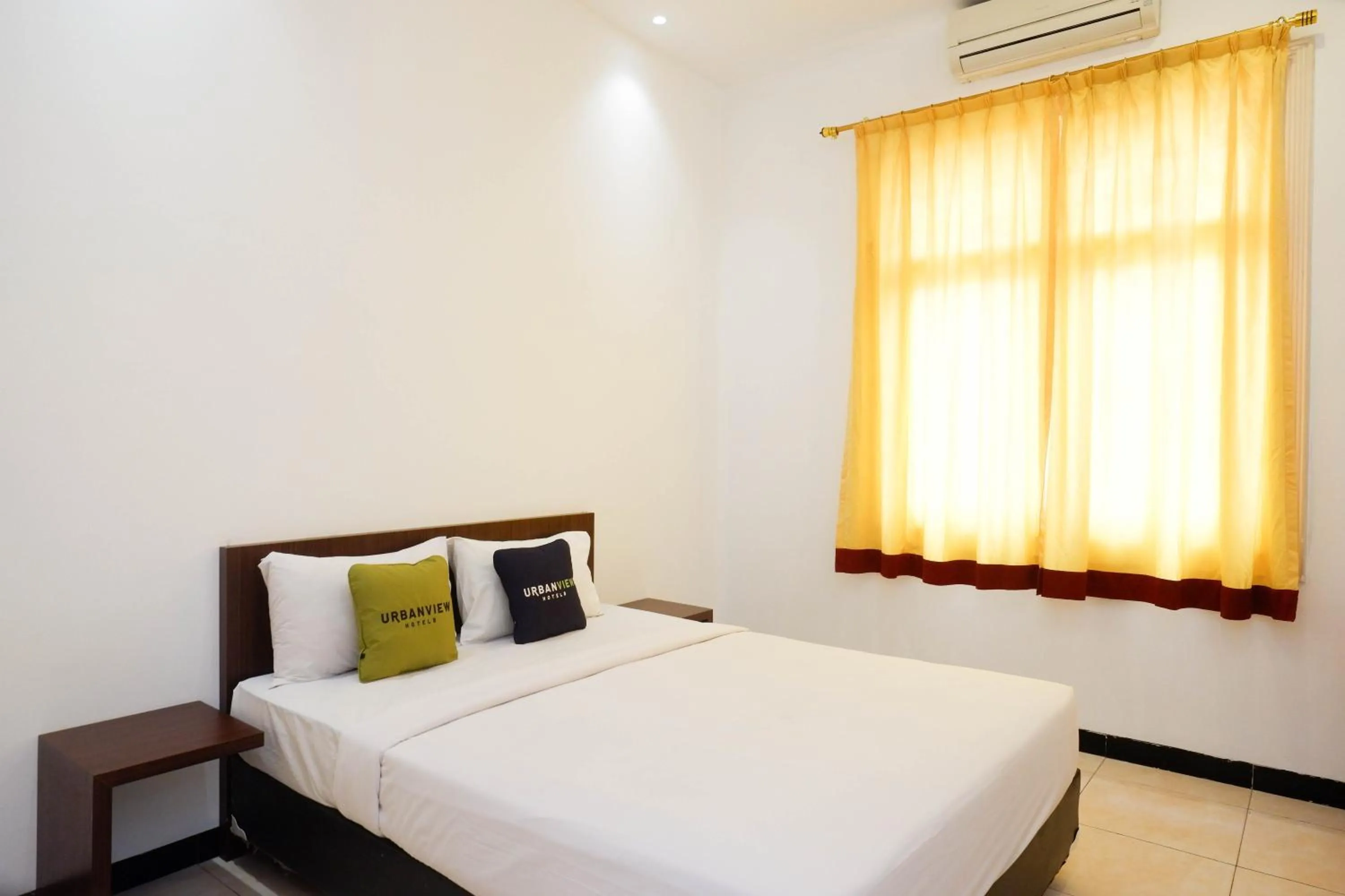 Bedroom, Bed in RedDoorz at Hotel Artama Pandanaran Semarang