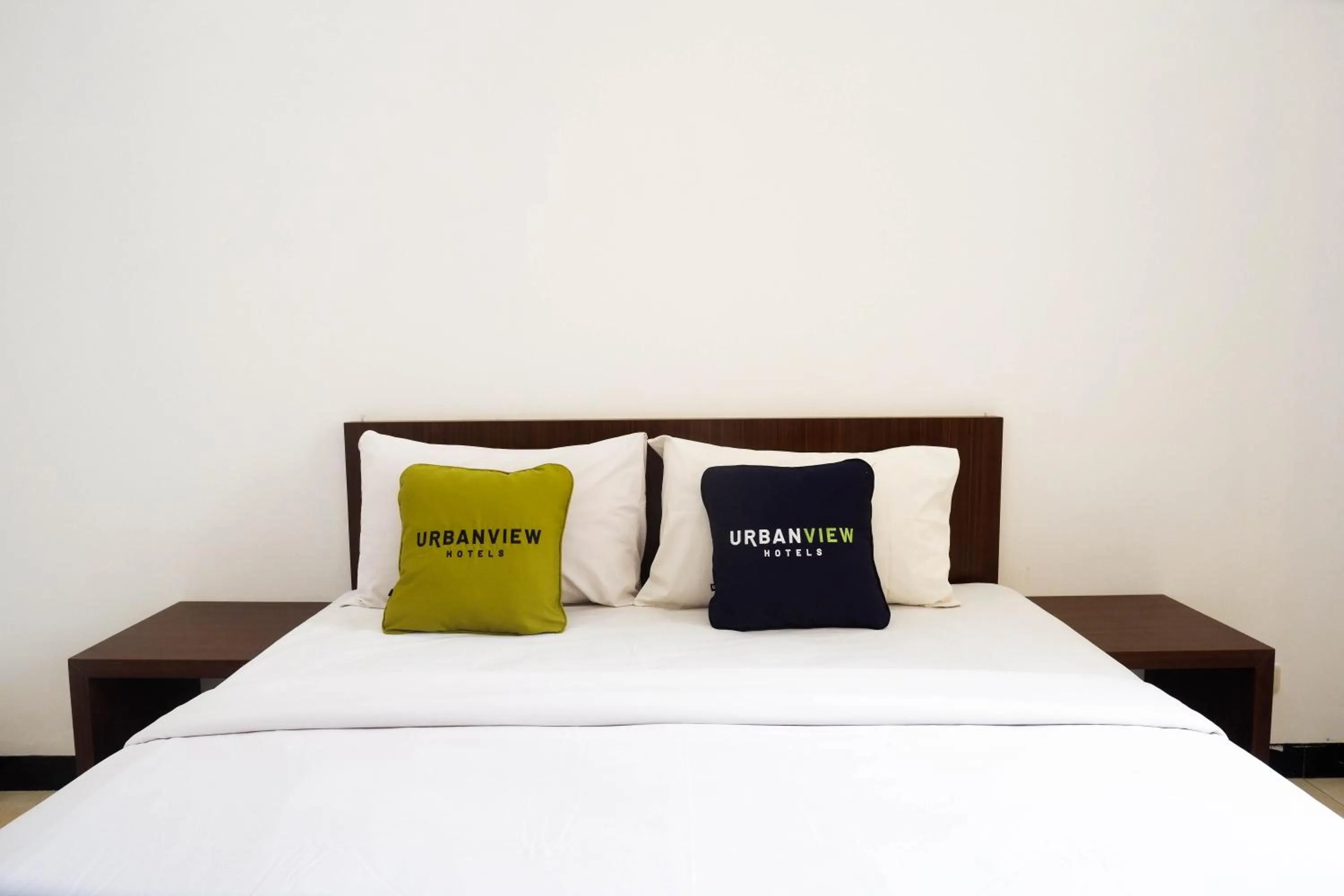 Bedroom, Bed in RedDoorz at Hotel Artama Pandanaran Semarang