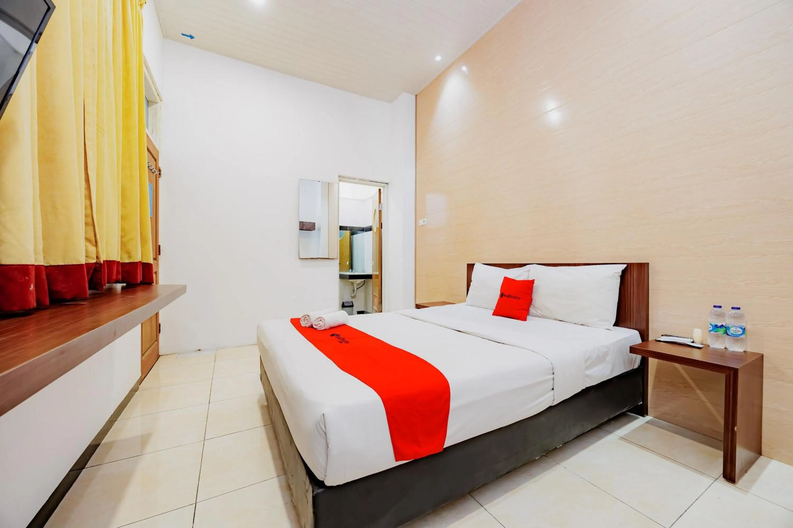 Bedroom, Bed in RedDoorz at Hotel Artama Pandanaran Semarang