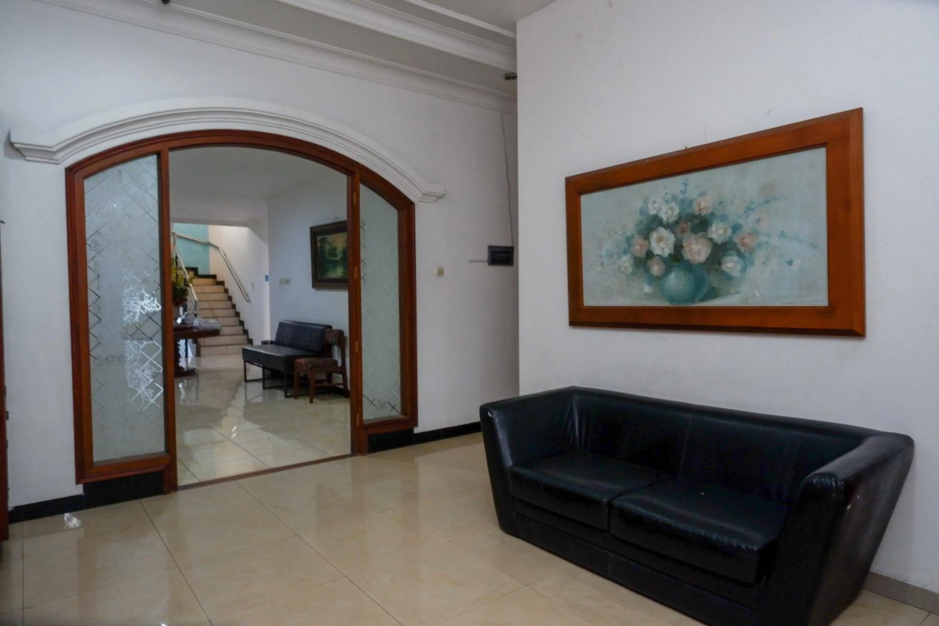 Living room in RedDoorz at Hotel Artama Pandanaran Semarang