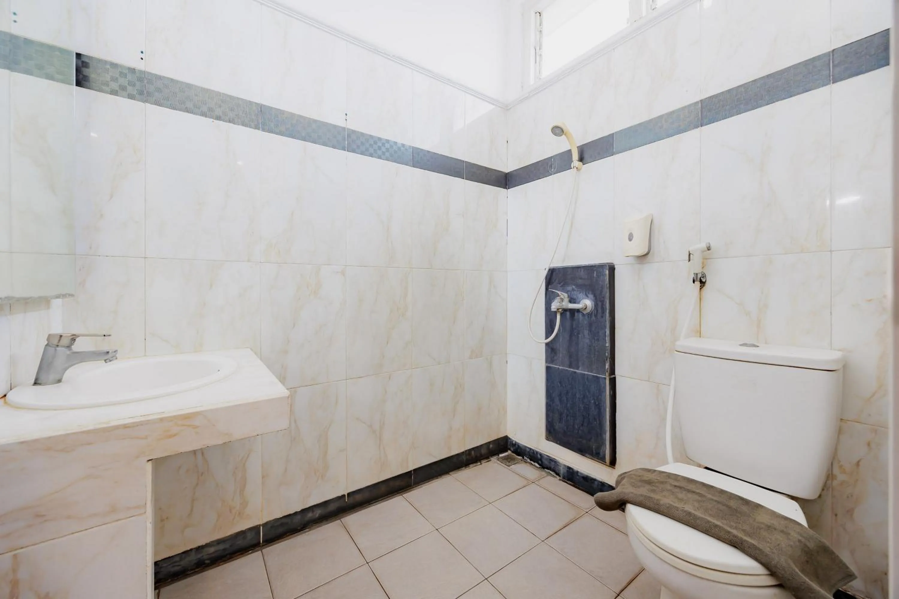 Bathroom in RedDoorz at Hotel Artama Pandanaran Semarang