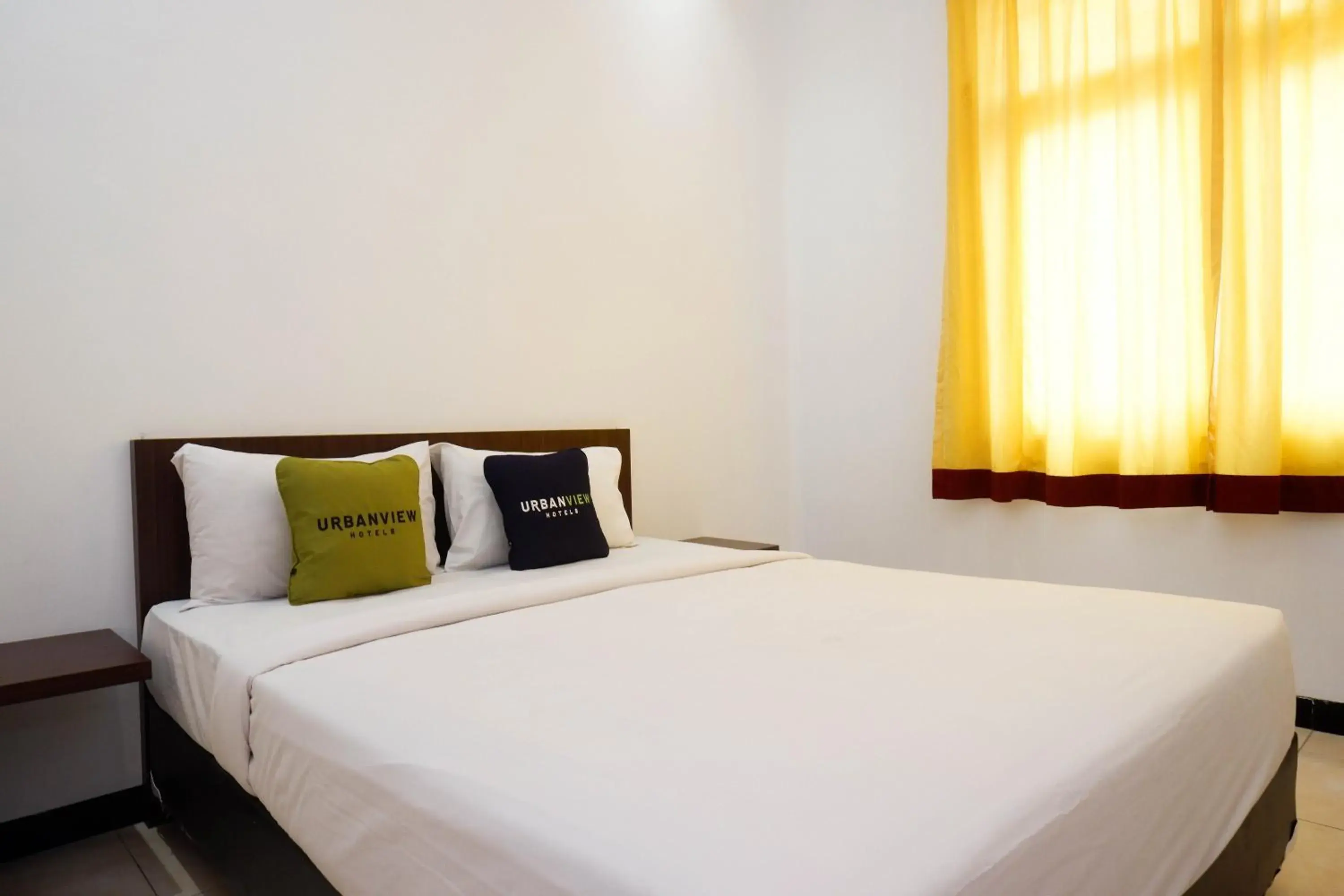 Bedroom, Bed in RedDoorz at Hotel Artama Pandanaran Semarang Bedroom, Bed in RedDoorz at Hotel Artama Pandanaran Semarang