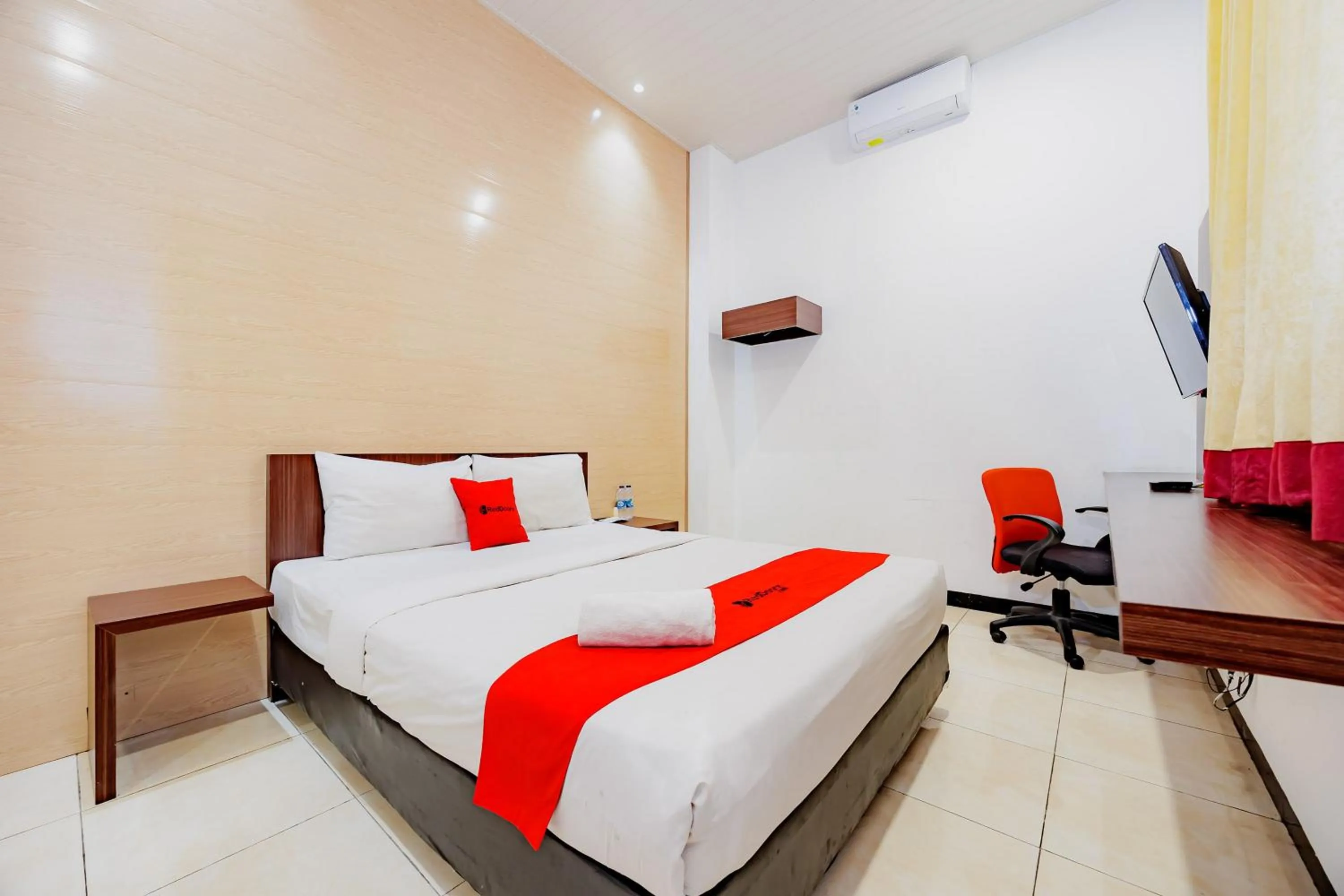 Bedroom, Bed in RedDoorz at Hotel Artama Pandanaran Semarang