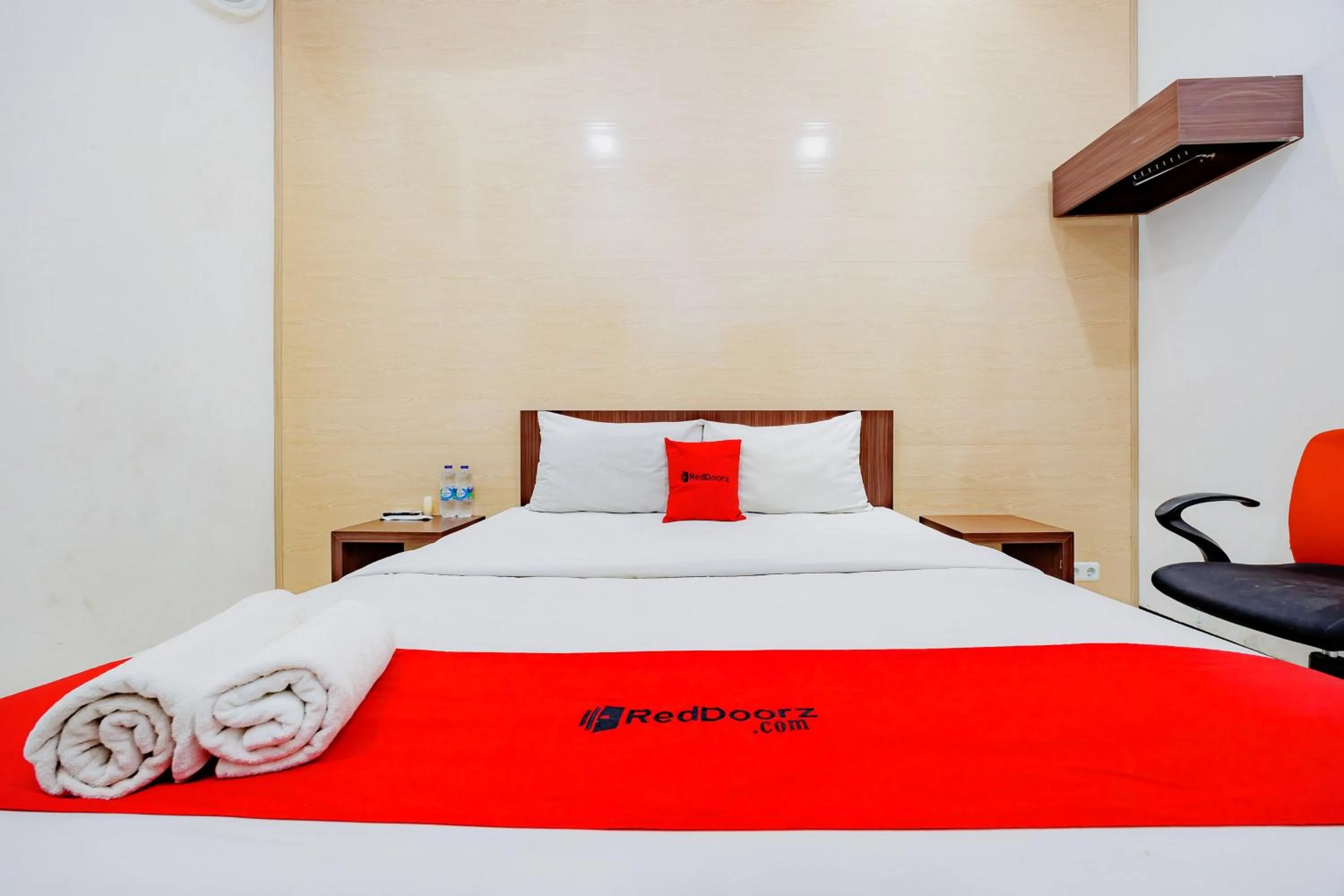 Bedroom, Bed in RedDoorz at Hotel Artama Pandanaran Semarang