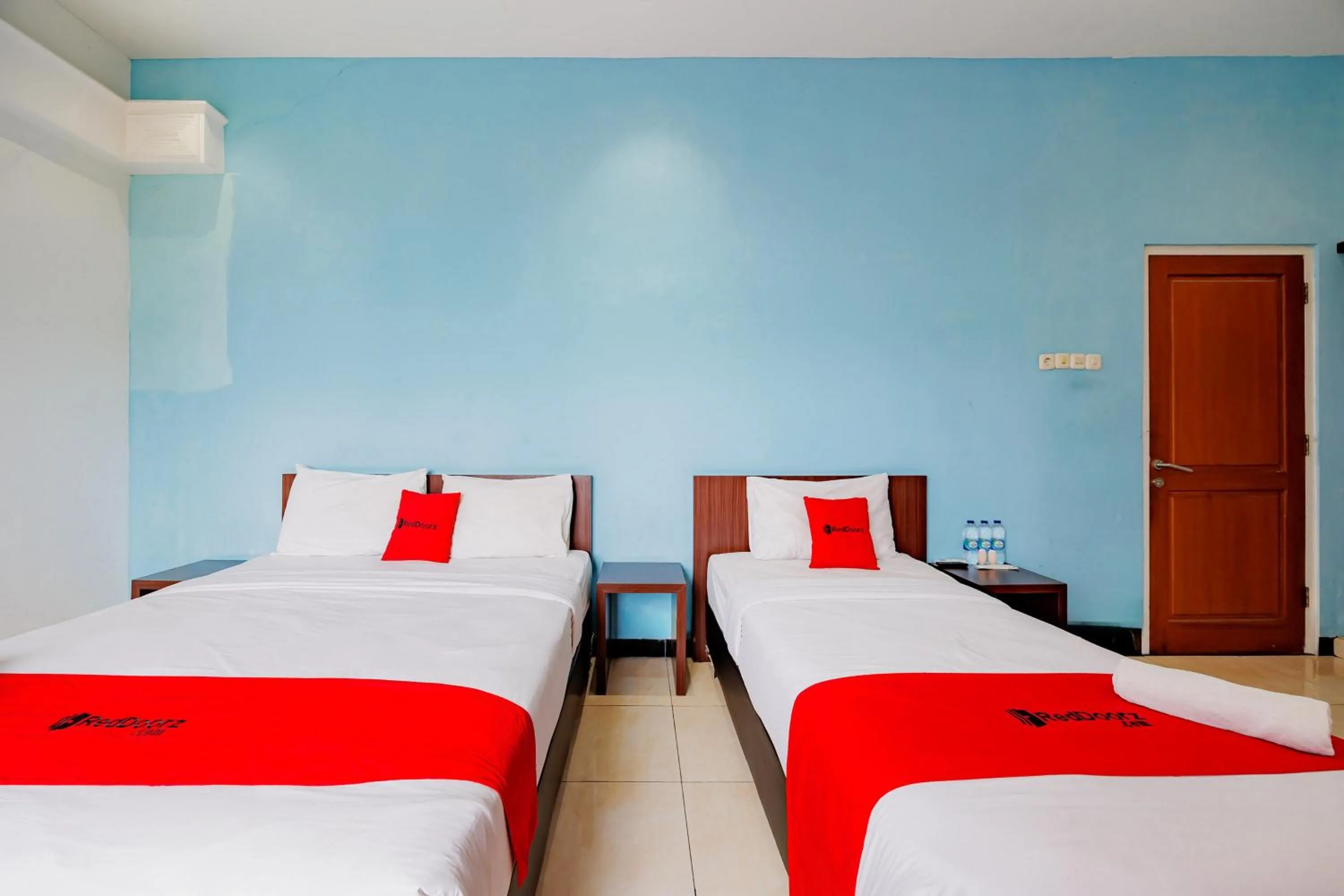 Bedroom, Bed in RedDoorz at Hotel Artama Pandanaran Semarang
