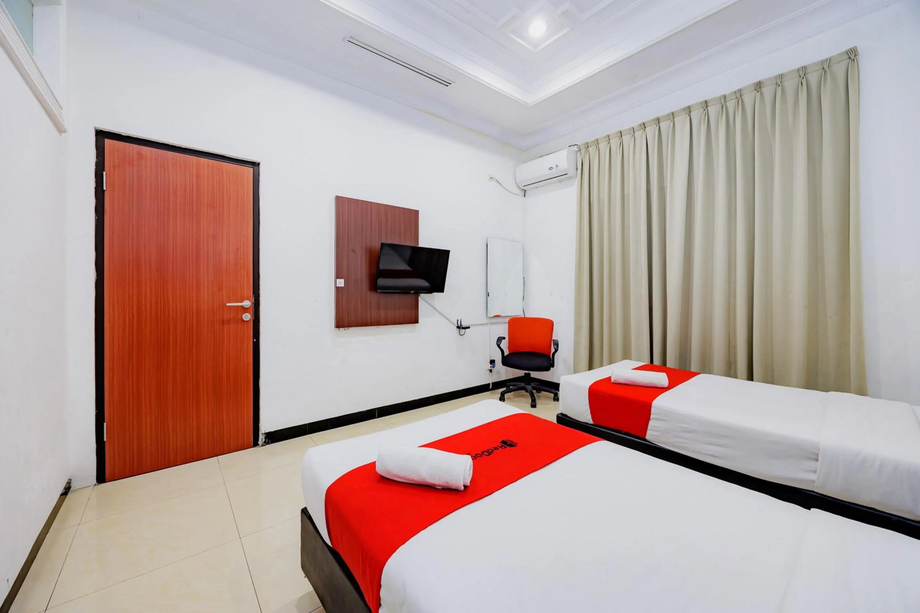 Bedroom, Bed in RedDoorz at Hotel Artama Pandanaran Semarang