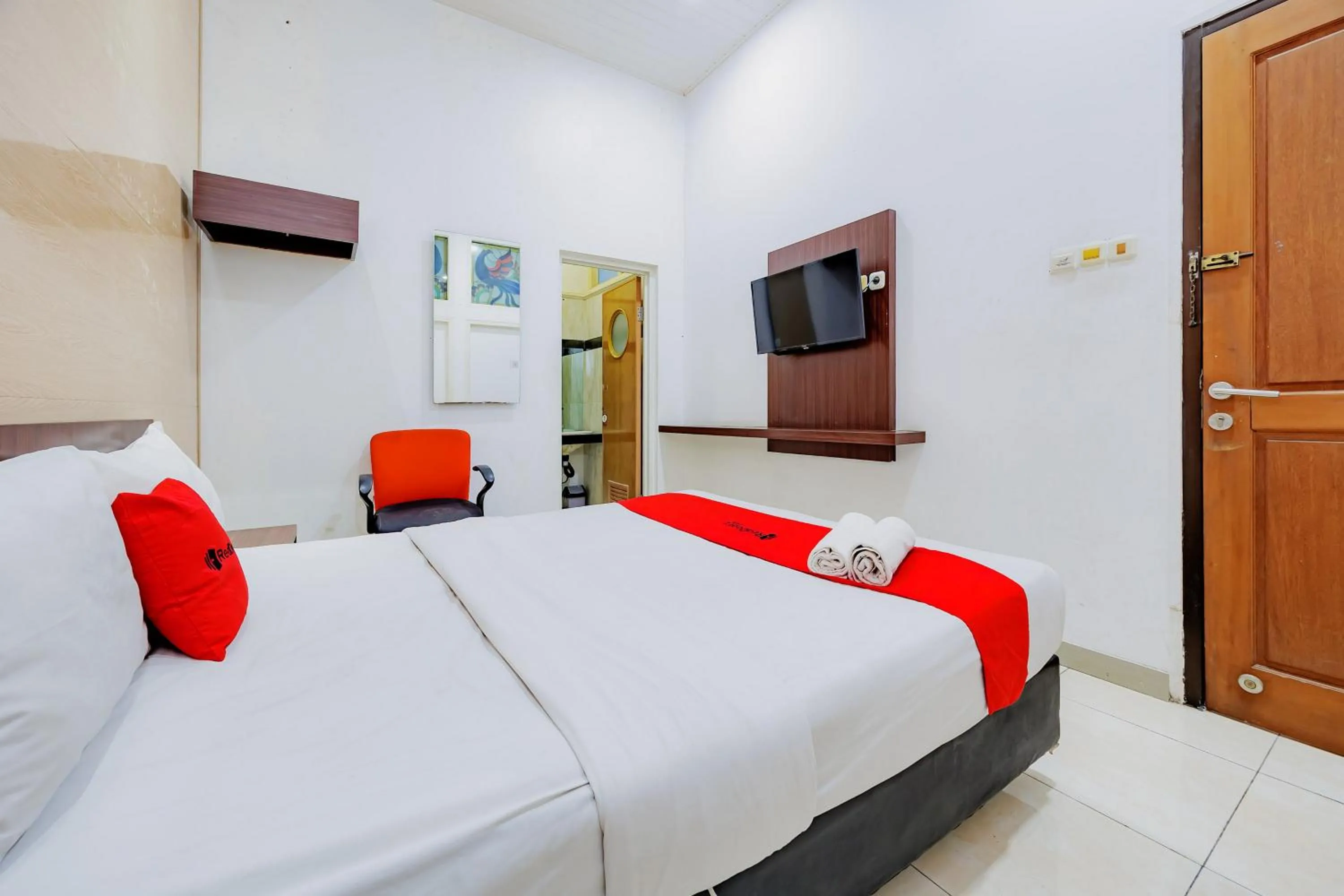 Bedroom, Bed in RedDoorz at Hotel Artama Pandanaran Semarang