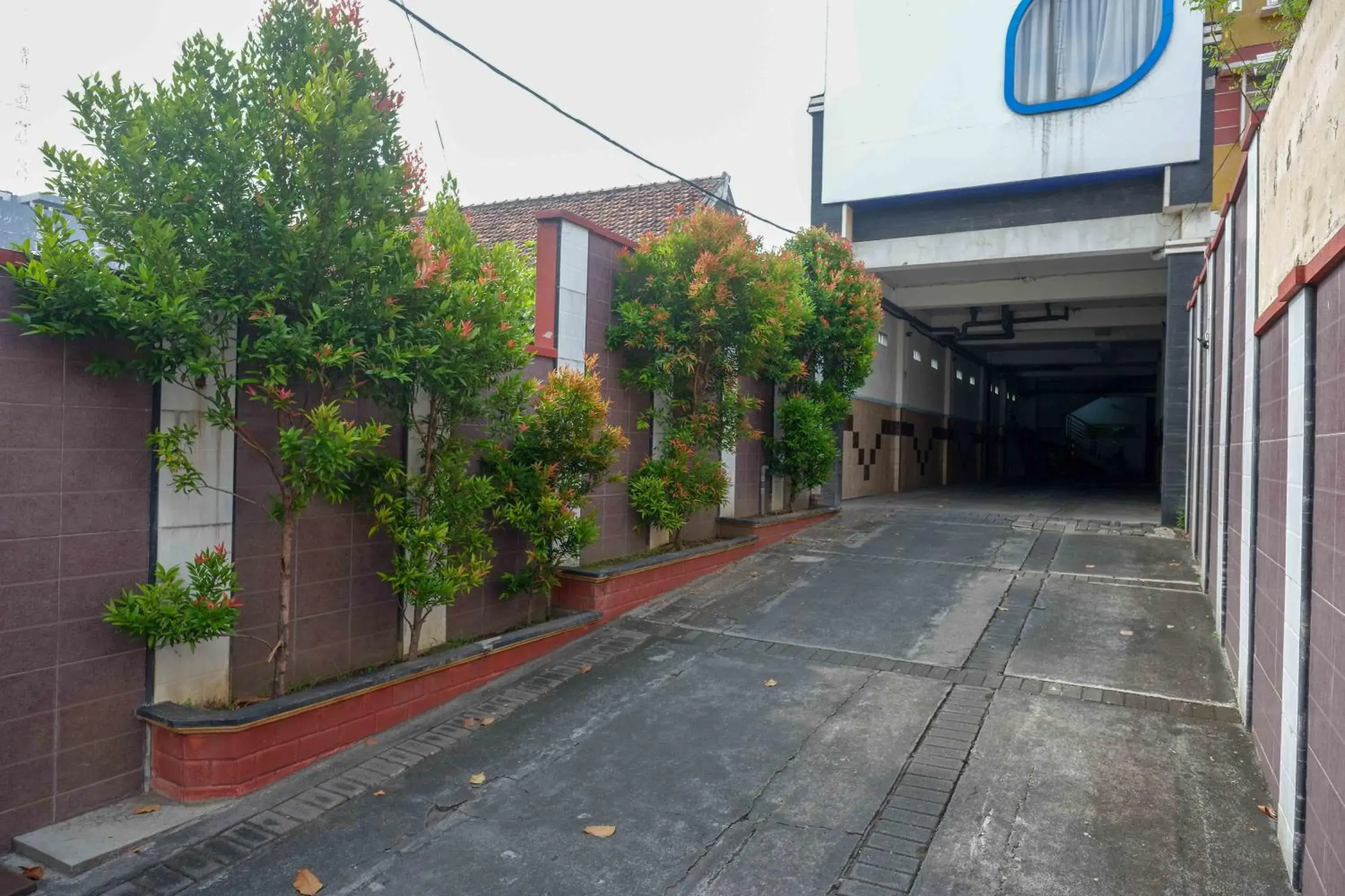Facade/entrance in RedDoorz at Hotel Artama Pandanaran Semarang Facade/entrance in RedDoorz at Hotel Artama Pandanaran Semarang