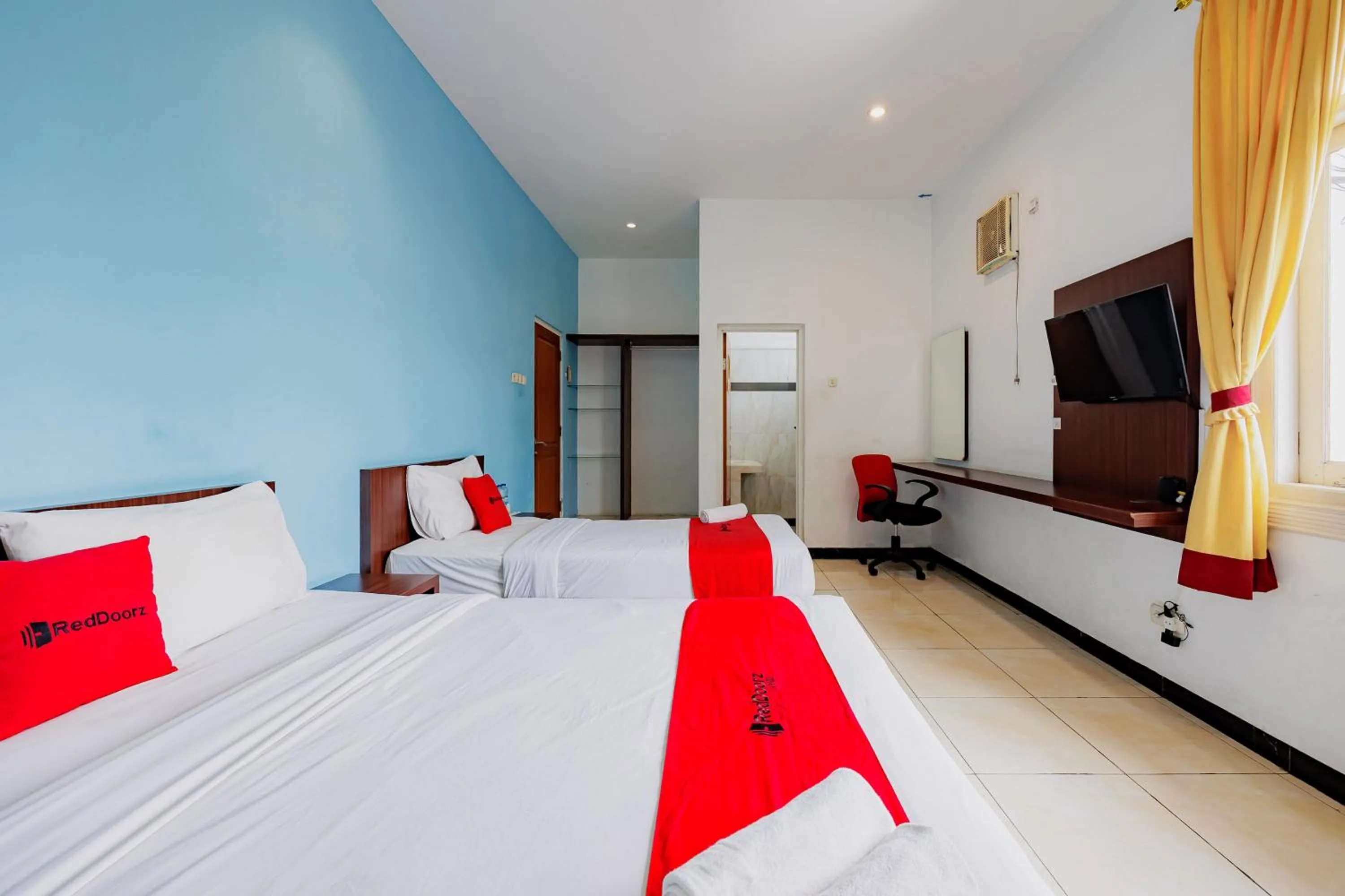 Bedroom, Bed in RedDoorz at Hotel Artama Pandanaran Semarang