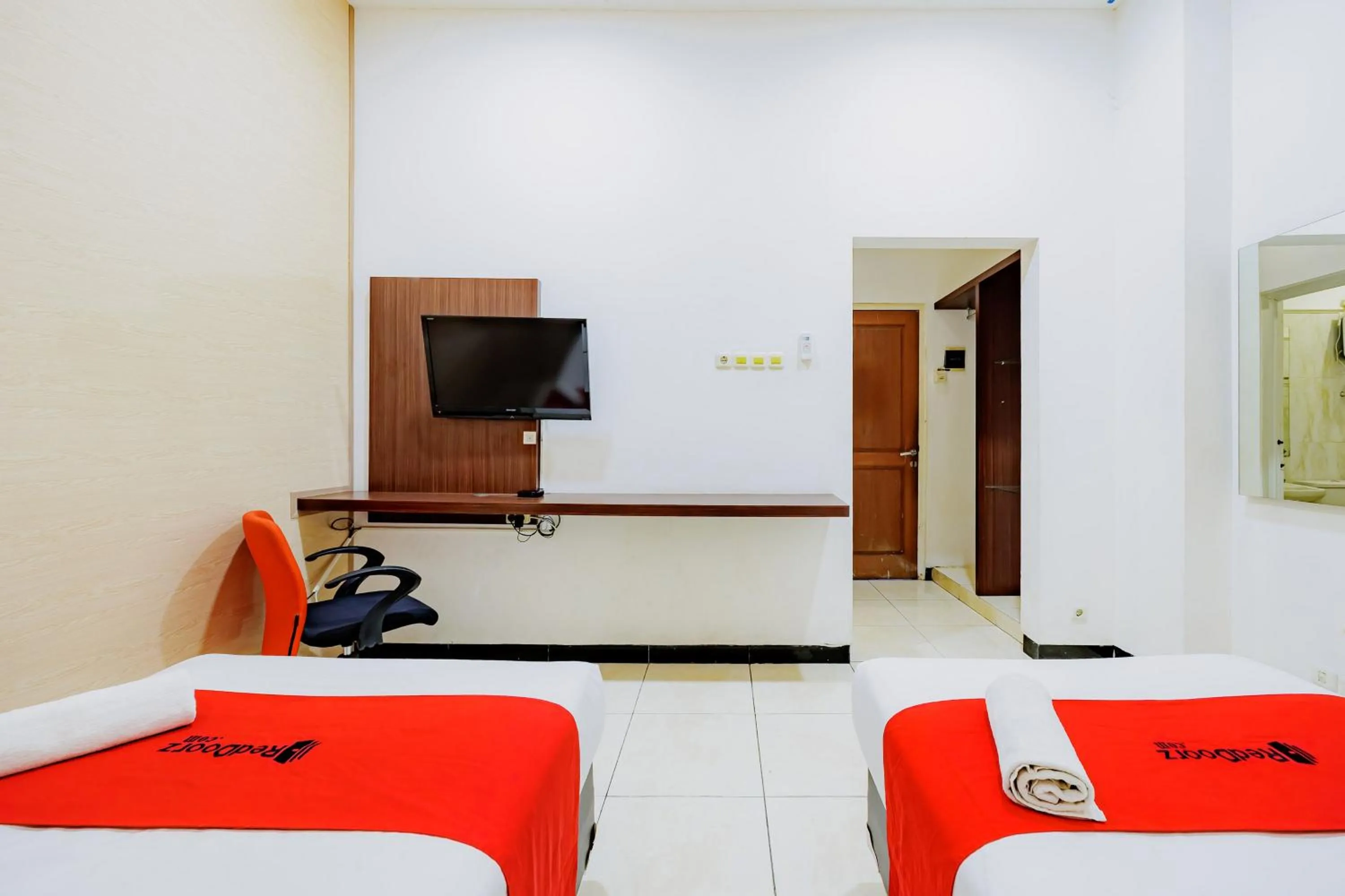 Bedroom, Bed in RedDoorz at Hotel Artama Pandanaran Semarang