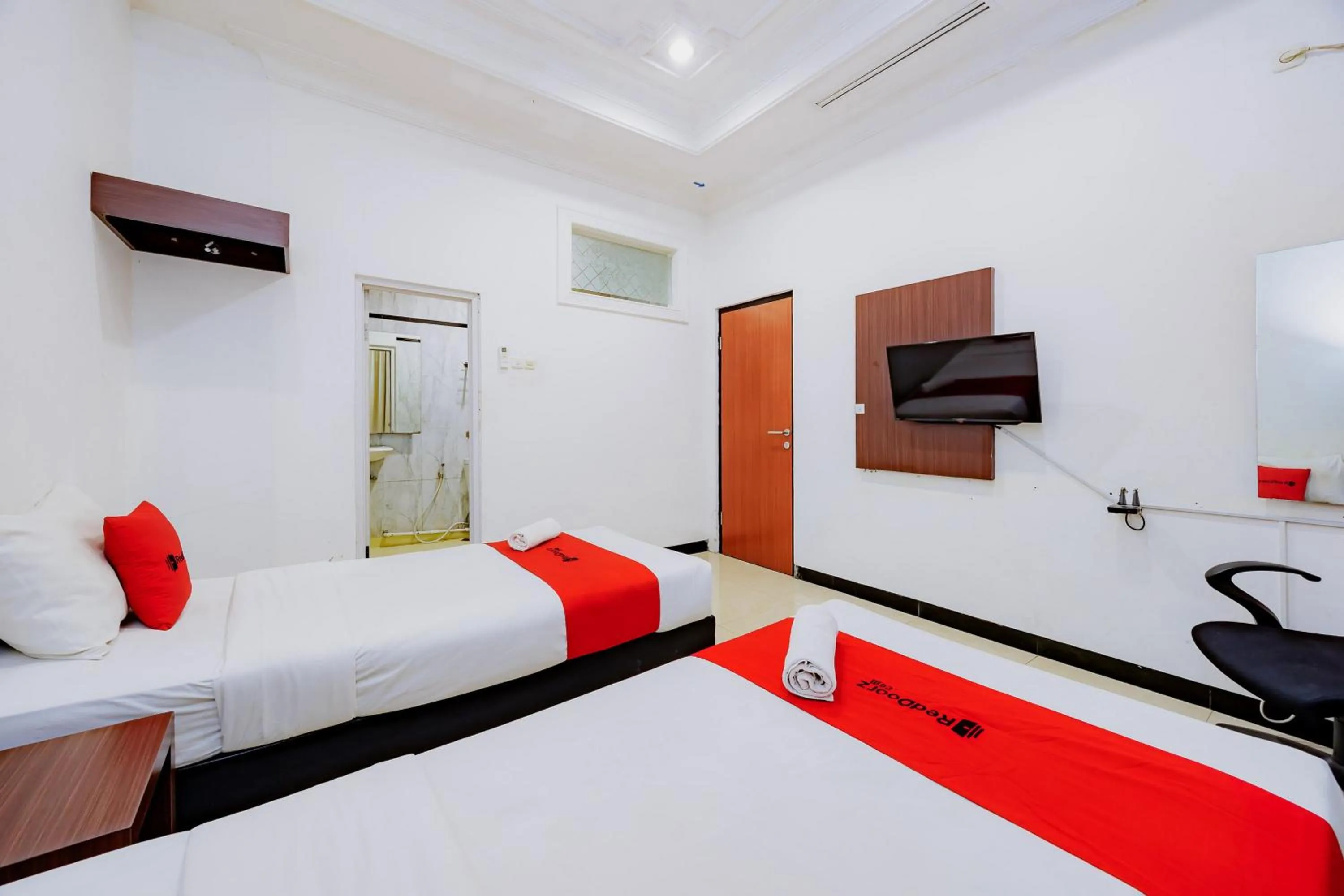 Bedroom, Bed in RedDoorz at Hotel Artama Pandanaran Semarang