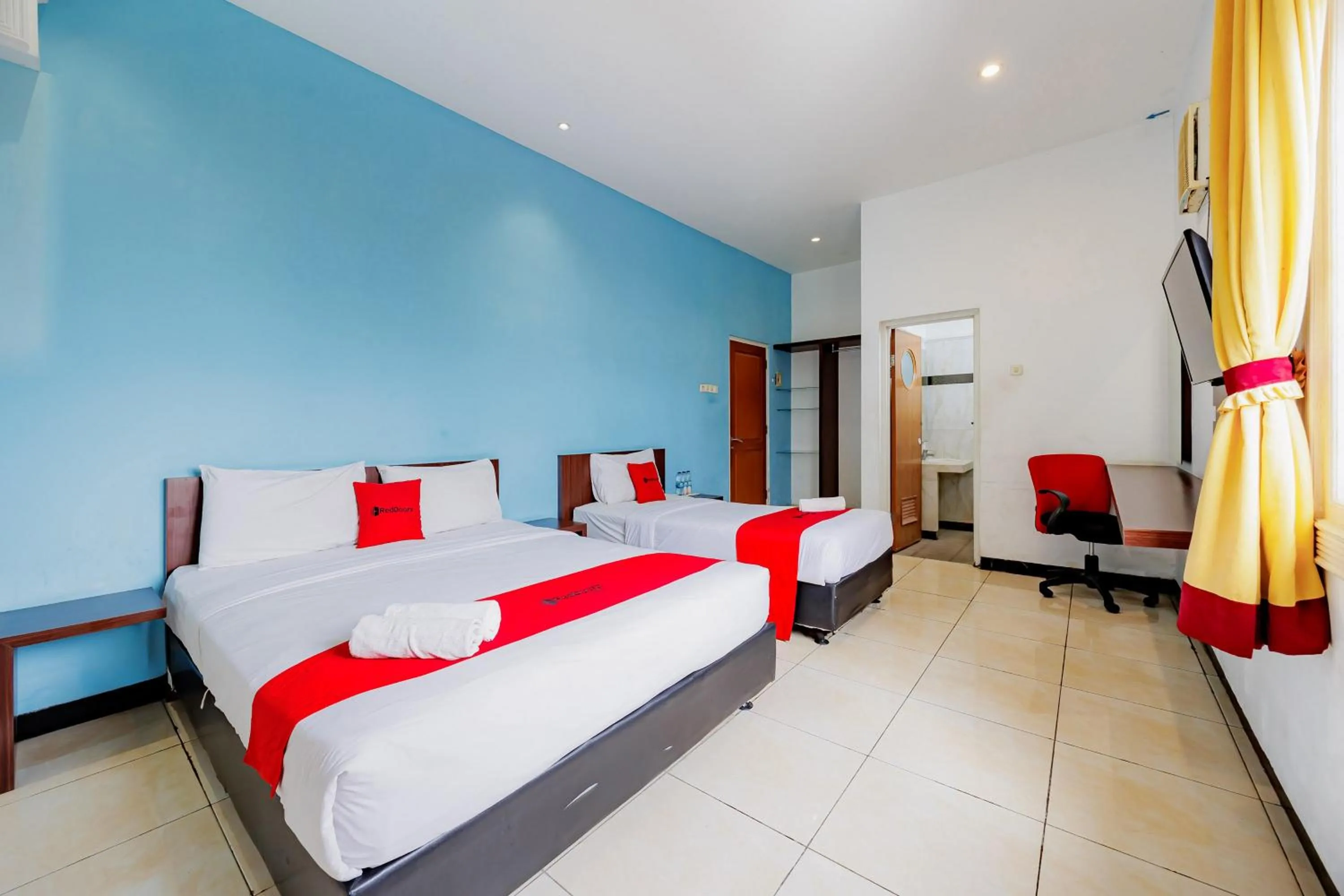 Bedroom, Bed in RedDoorz at Hotel Artama Pandanaran Semarang