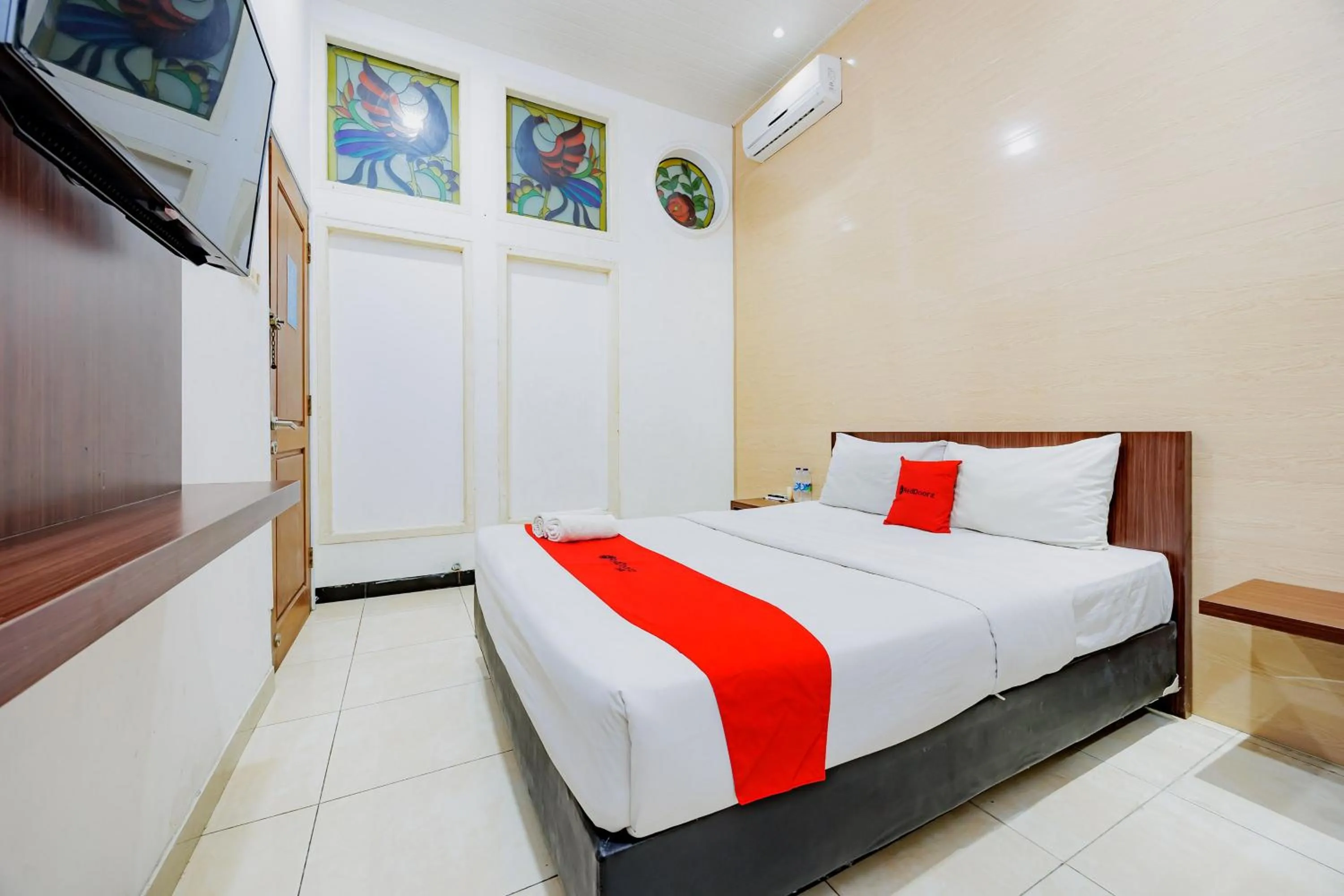 Bedroom, Bed in RedDoorz at Hotel Artama Pandanaran Semarang