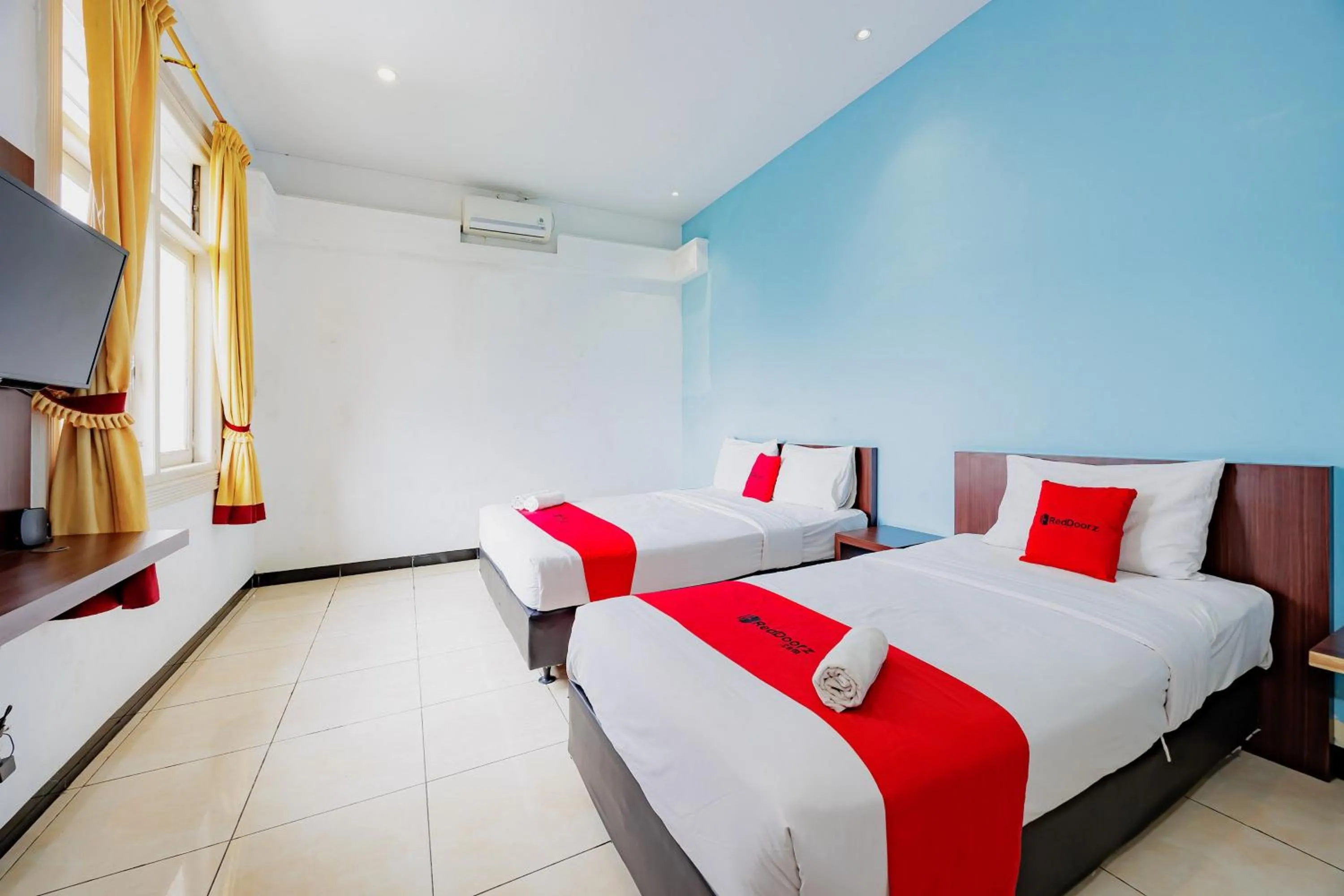 Bedroom, Bed in RedDoorz at Hotel Artama Pandanaran Semarang