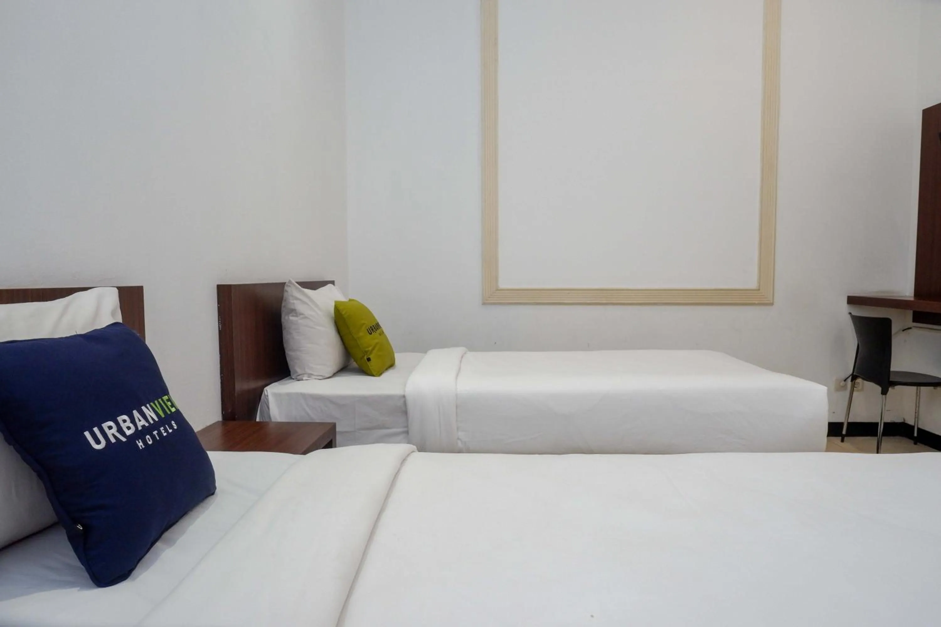 Bedroom, Bed in RedDoorz at Hotel Artama Pandanaran Semarang