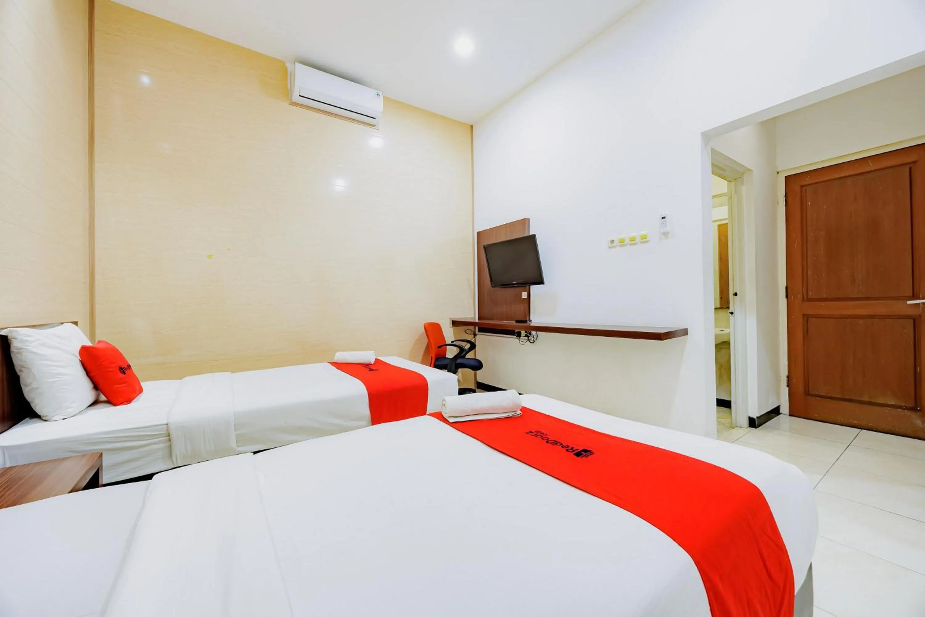 Bedroom, Bed in RedDoorz at Hotel Artama Pandanaran Semarang