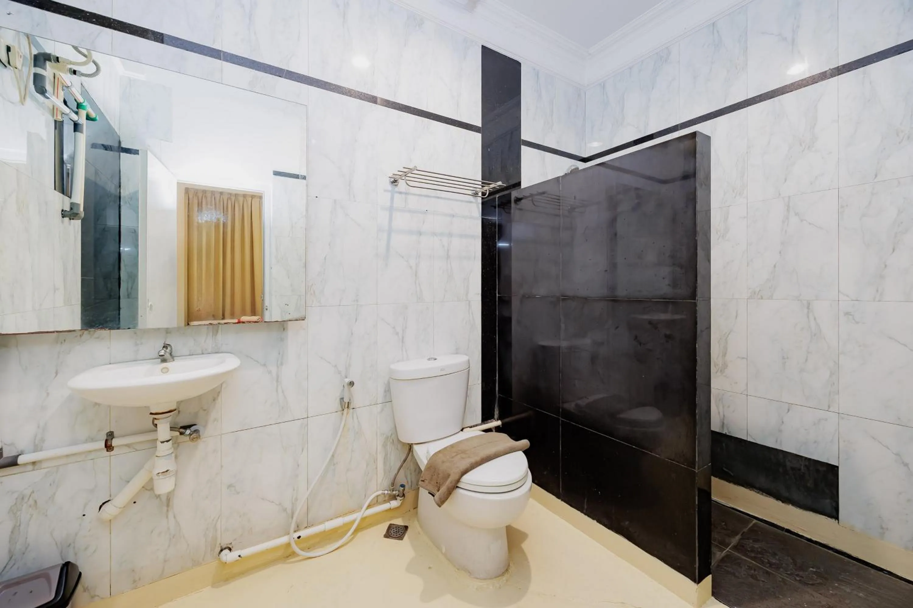 Bathroom in RedDoorz at Hotel Artama Pandanaran Semarang