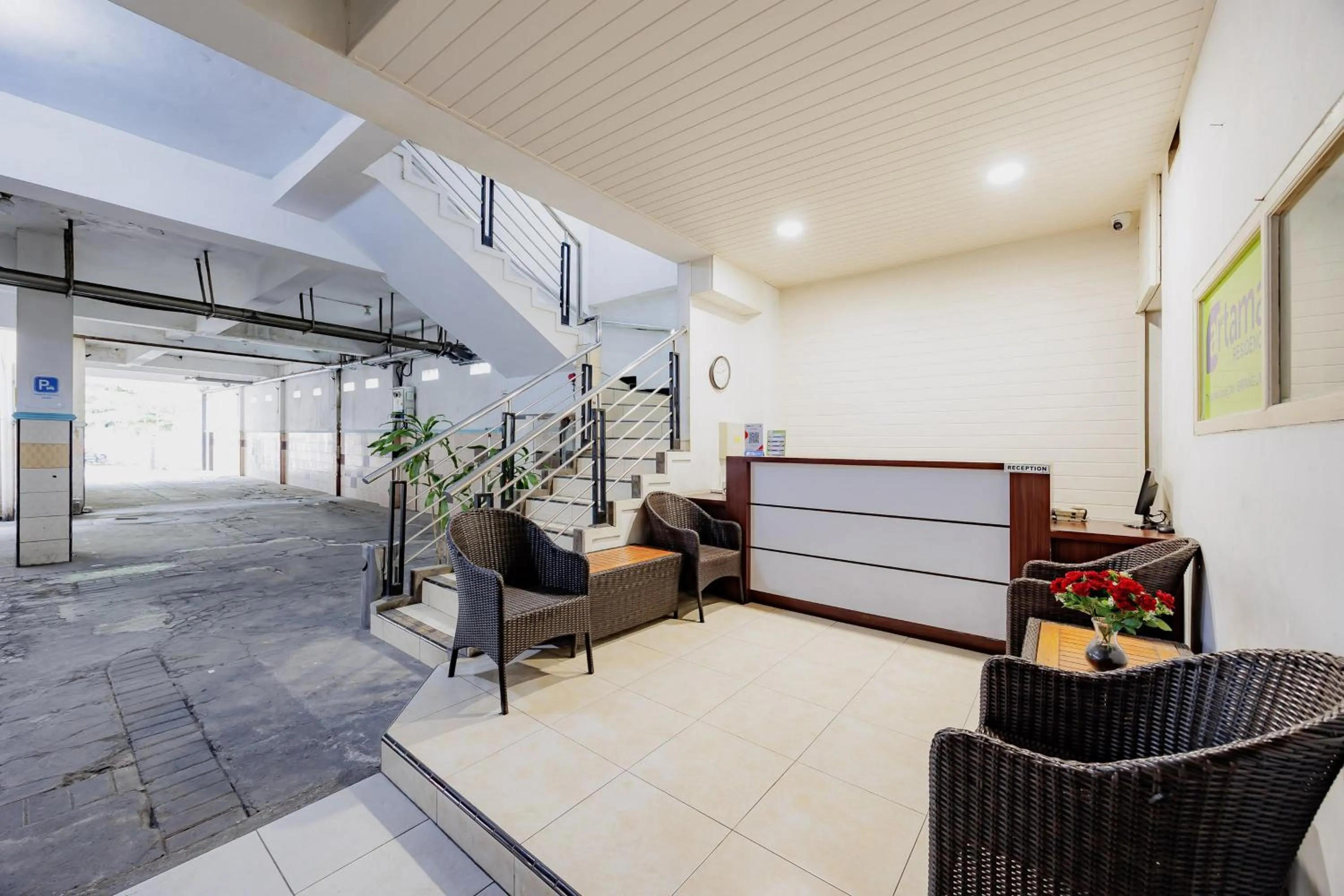 Lobby or reception in RedDoorz at Hotel Artama Pandanaran Semarang