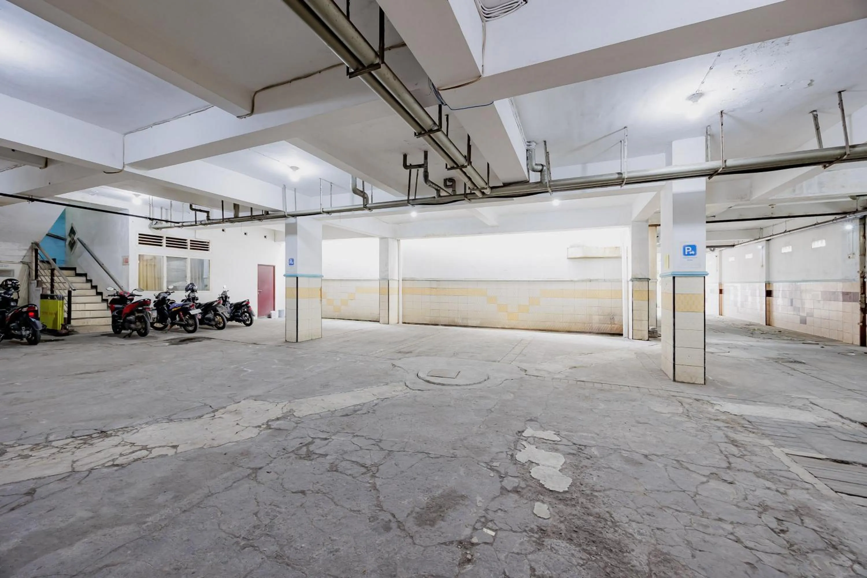 Parking in RedDoorz at Hotel Artama Pandanaran Semarang