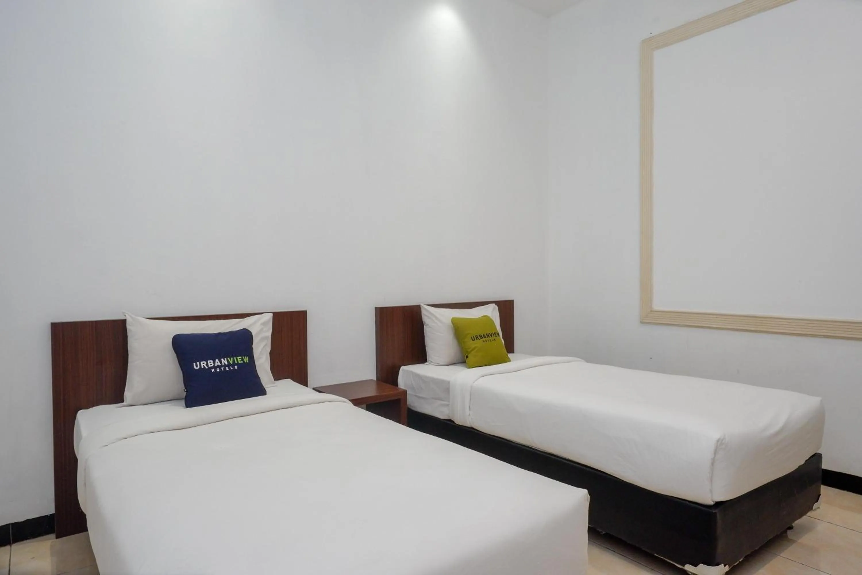 Bedroom, Bed in RedDoorz at Hotel Artama Pandanaran Semarang