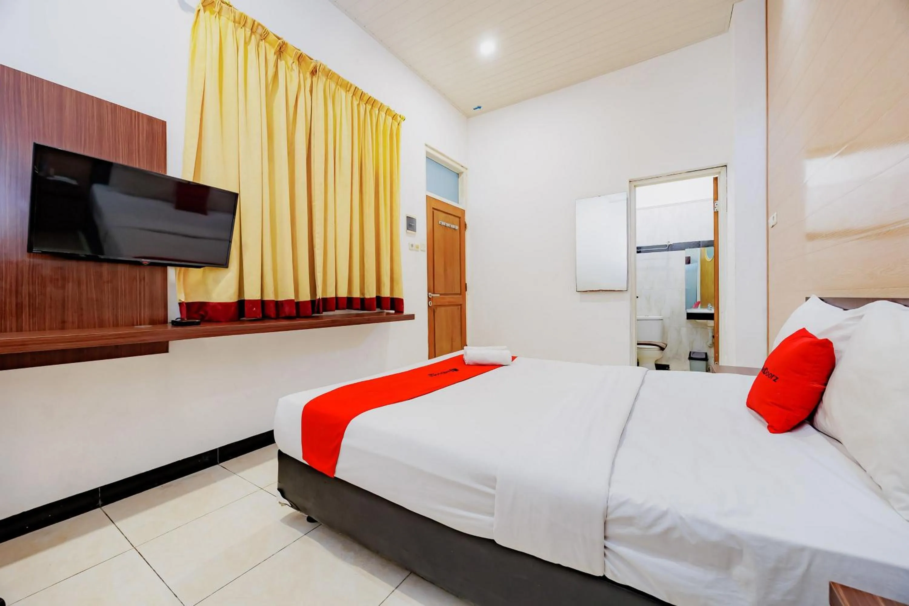 Bedroom, Bed in RedDoorz at Hotel Artama Pandanaran Semarang